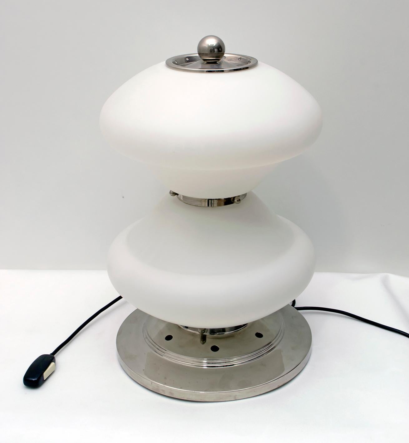 Moderne Mazzega-Tischlampe aus Chrom und Murano-Opalglas aus der Mitte des Jahrhunderts, 1960er Jahre im Angebot 15