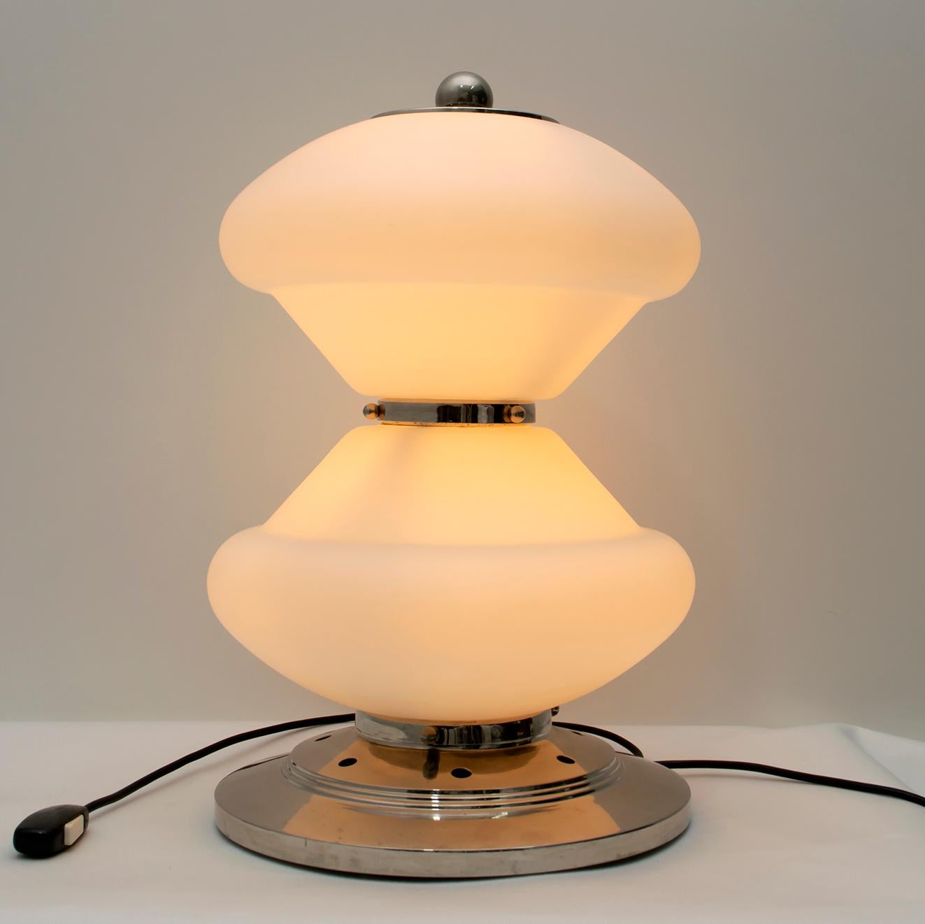 italien Lampe de bureau mi-siècle moderne en chrome et verre opalin de Murano, de Mazzega, années 1960 en vente