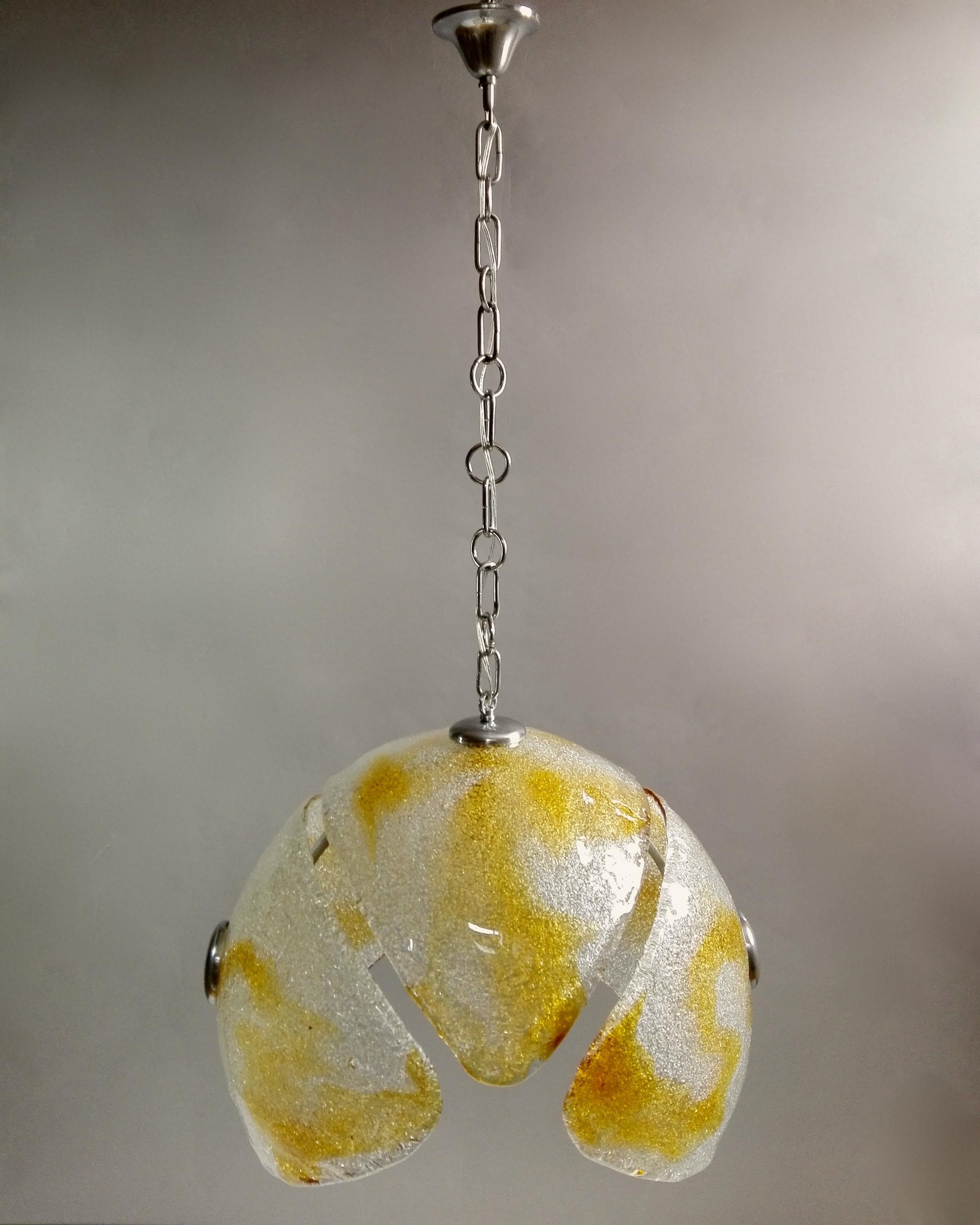 Ère spatiale Lampe à suspension attribuable de l'ère spatiale Mazzega des années 1960 en verre de Murano soufflé à la main  en vente