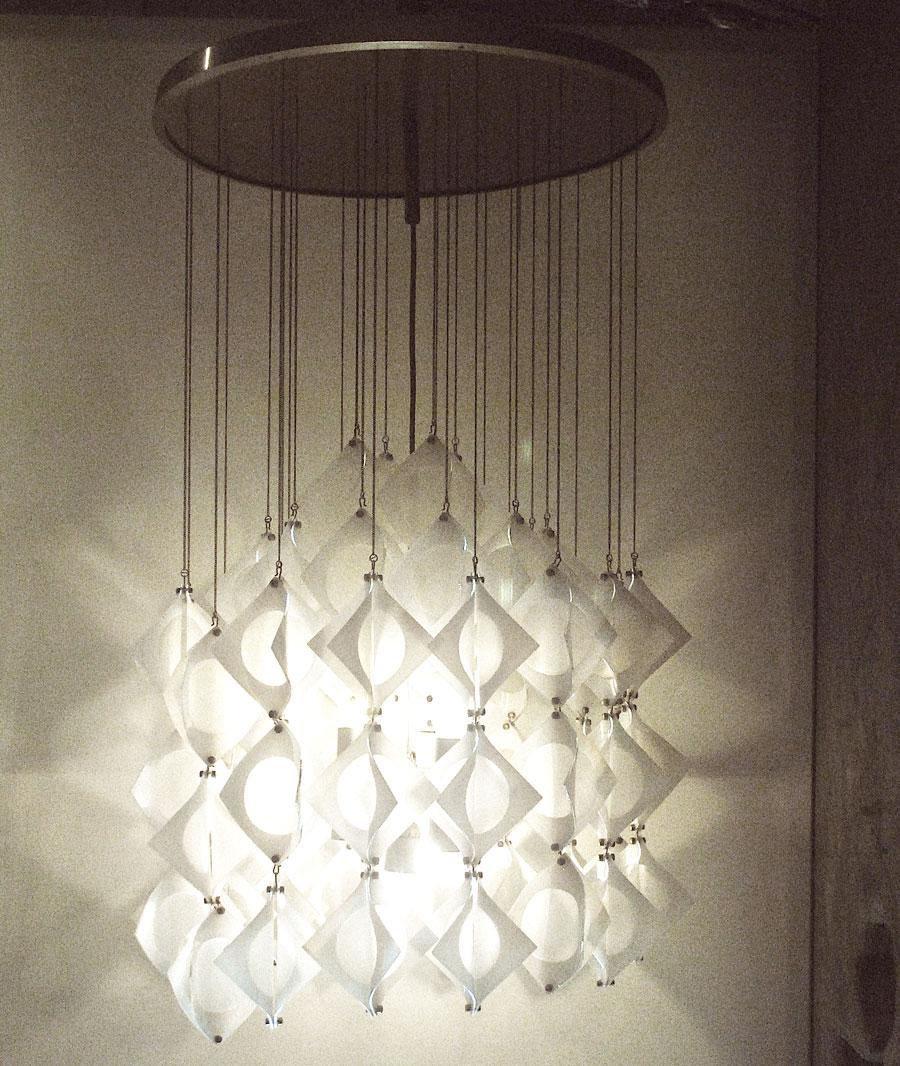 Lampadario in vetro opalino curvato e lavorazione ad acido all'interno di ogni elemento. Una produzione italiana di Mazzega Murano della fine degli anni '60.
Nel panorama internazionale del 