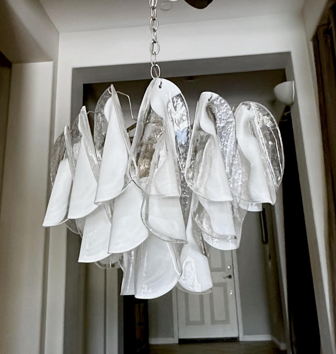 Araña de pétalos blancos transparentes Mazzega Murano en Bueno estado para la venta en Palm Springs, CA