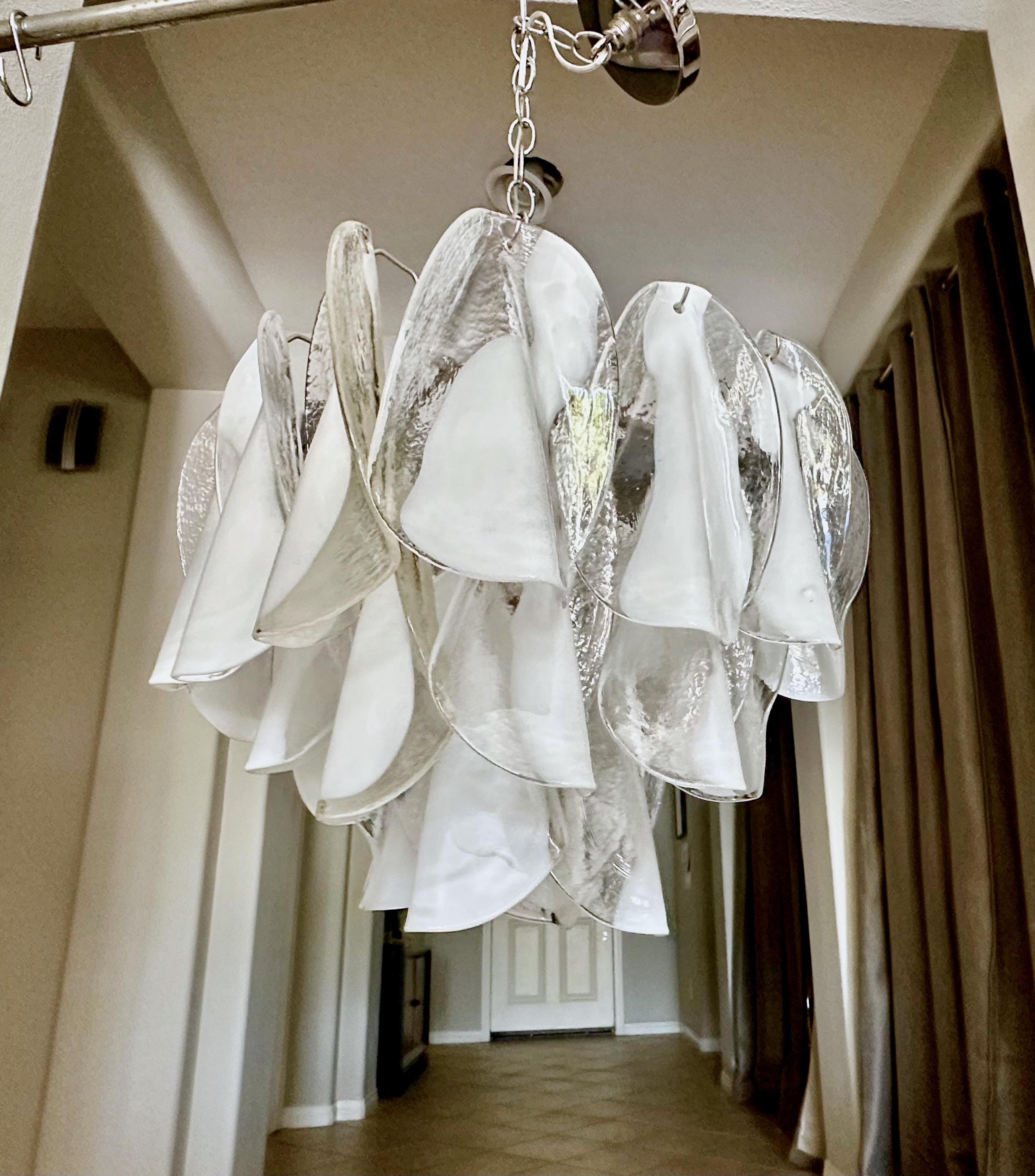 Araña de pétalos blancos transparentes Mazzega Murano mediados del siglo XX en venta