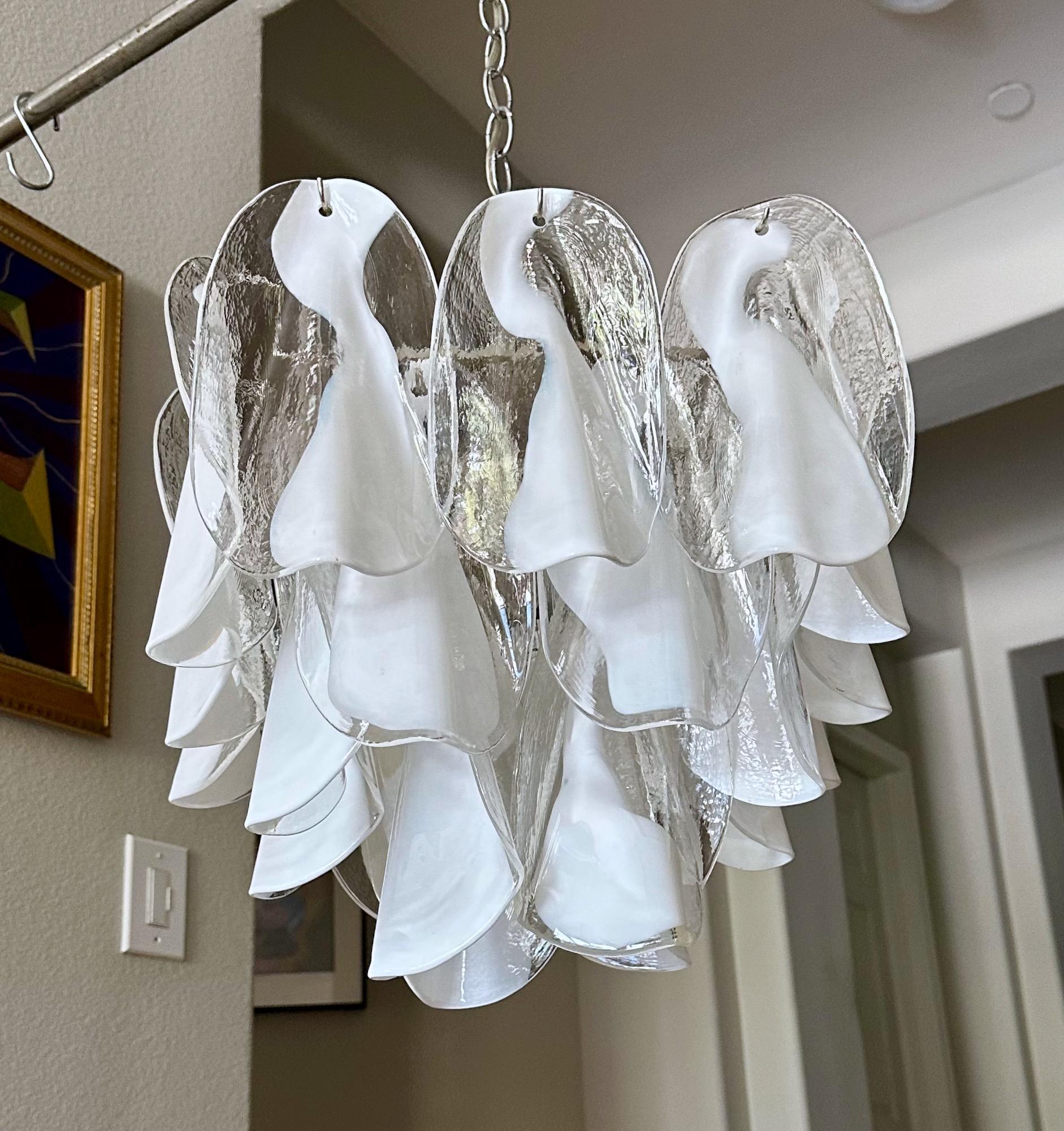Araña de pétalos blancos transparentes Mazzega Murano en venta 2
