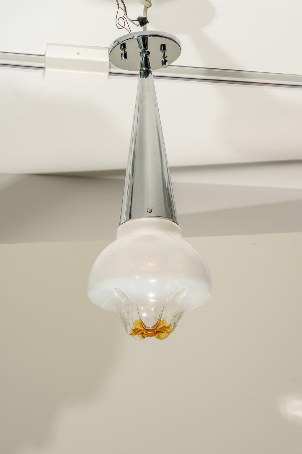 Dieser stilvolle Mid-Century Modern-Kronleuchter stammt aus den 1960er bis 1970er Jahren und wurde von den berühmten italienischen Murano-Glaskünstlern von Mazzegan entworfen.

Der geschmolzene Globus ist in den Farben weiß, klar und