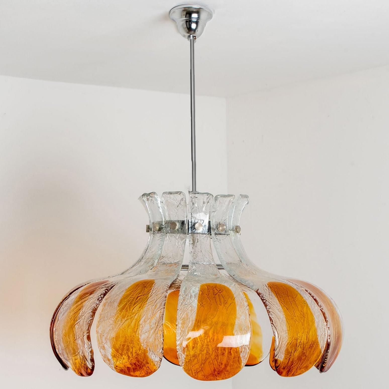 Grande lampadario astratto Mid-Century Modern di Mazzega Murano. Un design italiano degli anni '70. Mazzega è uno dei famosi produttori di Murano come Venini, Vistosi, Seguso o Carlo Nason, Tuny Zuccheri.

Un lampadario davvero bellissimo dal