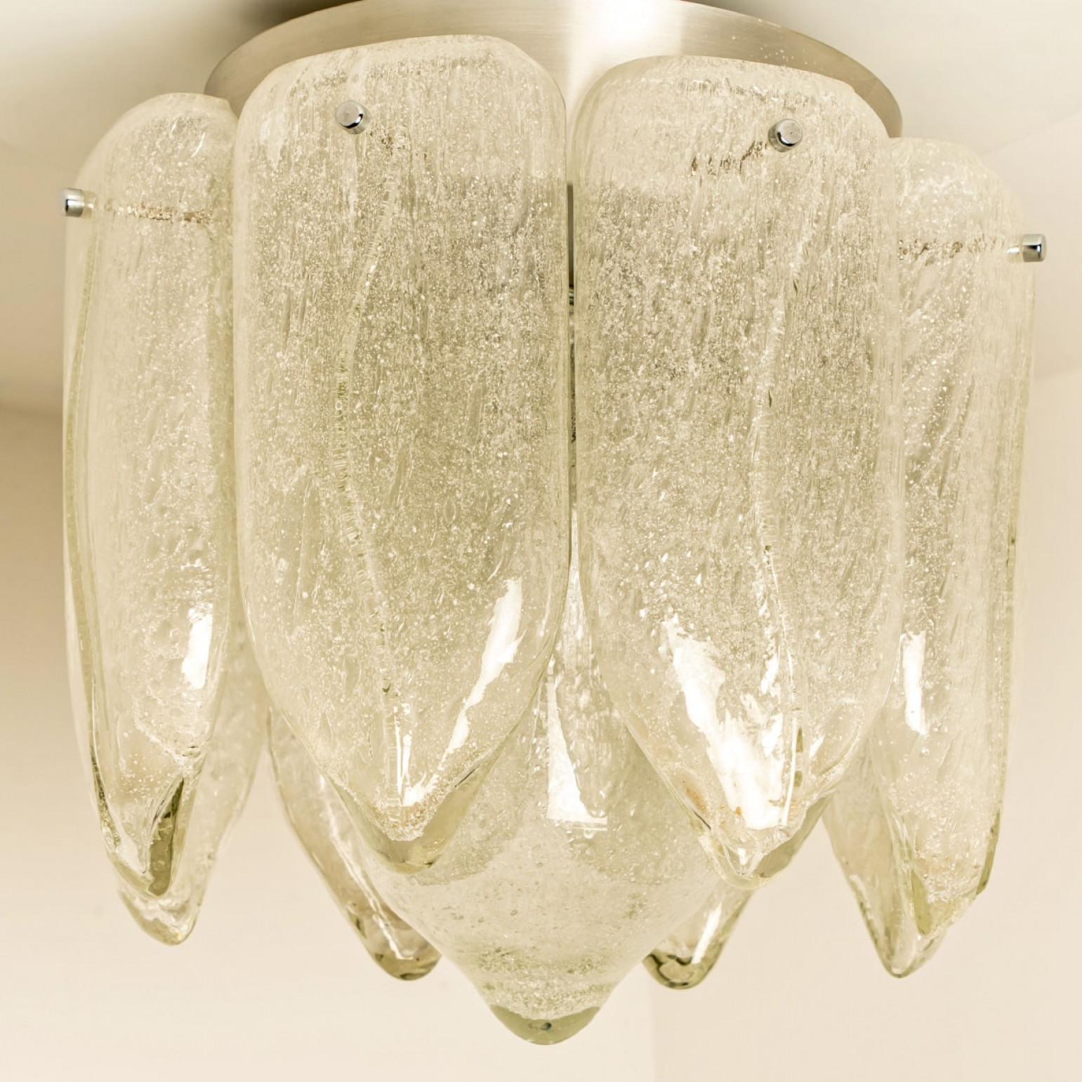 Superbe encastrement moderne du milieu du siècle par Mazzega Murano. Un design italien des années 1970. Mazzega est l'un des célèbres fabricants de Murano comme Venini, Vistosi, Seguso ou Carlo Nason, Tuny Zuccheri.

Véritablement une belle monture