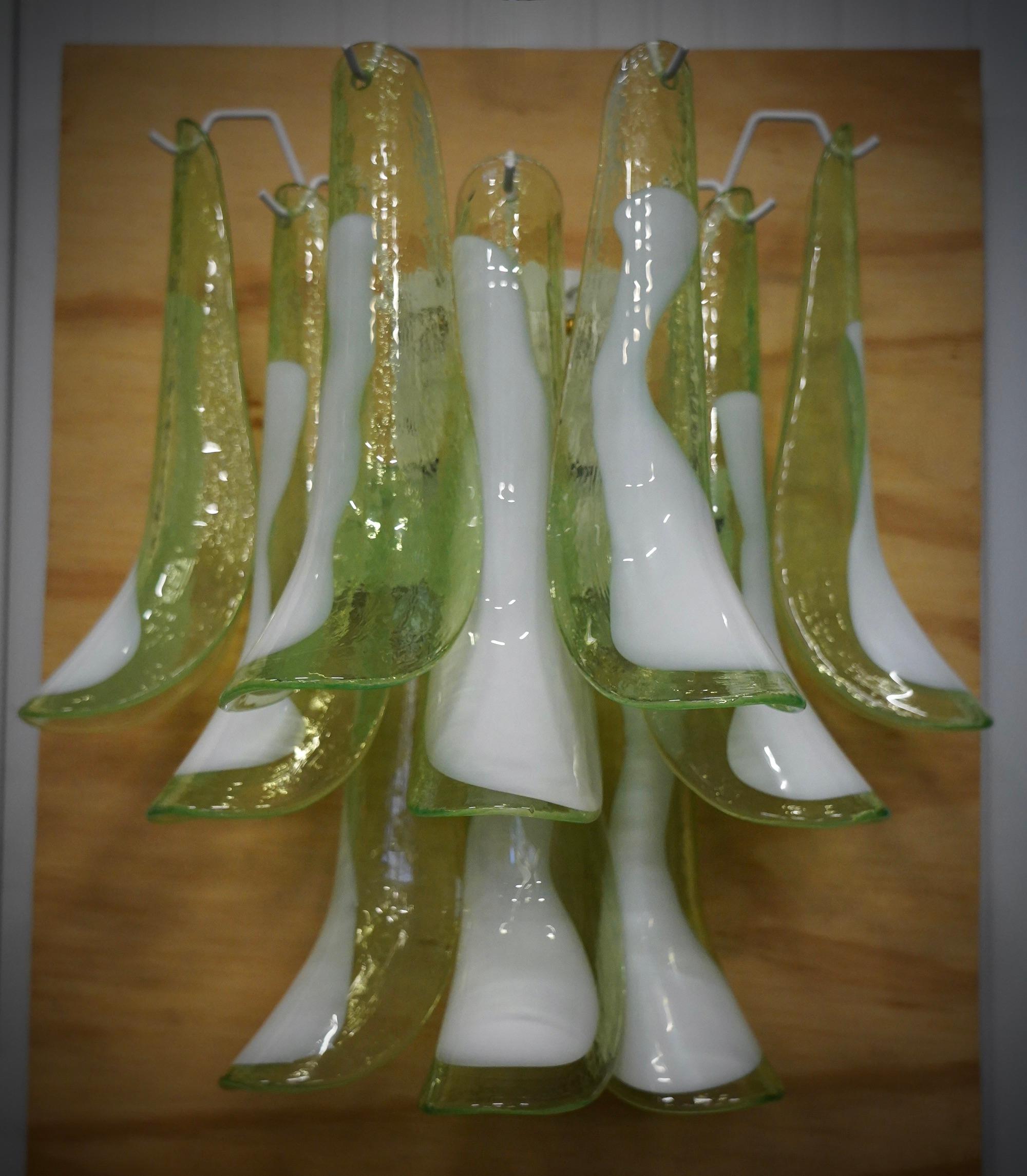 Dix belles feuilles en verre classique de Murano, vertes et blanches. Un design riche pour une applique vraiment magnifique. Simple et élégant comme dans le style d'Eleg.

L'applique est composée d'une série de dix feuilles en verre de Murano blanc
