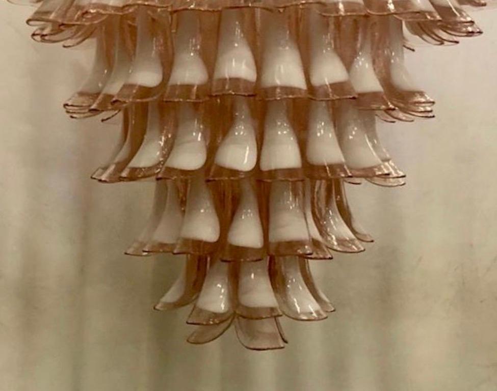 Mazzega Murano Round Light Pink and White Color Midcentury Chandelier, 2000 In Good Condition For Sale In Rome, IT