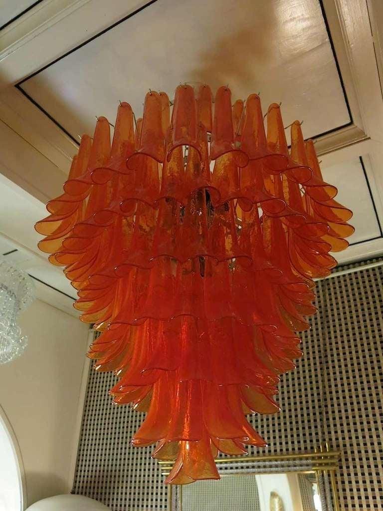 Extraordinary orange color for this Murano chandelier, an orange color with a unique transparency. Its orange color is really guessed for a different and original chandelier from others. A beautiful stain of color above your ceiling will drive