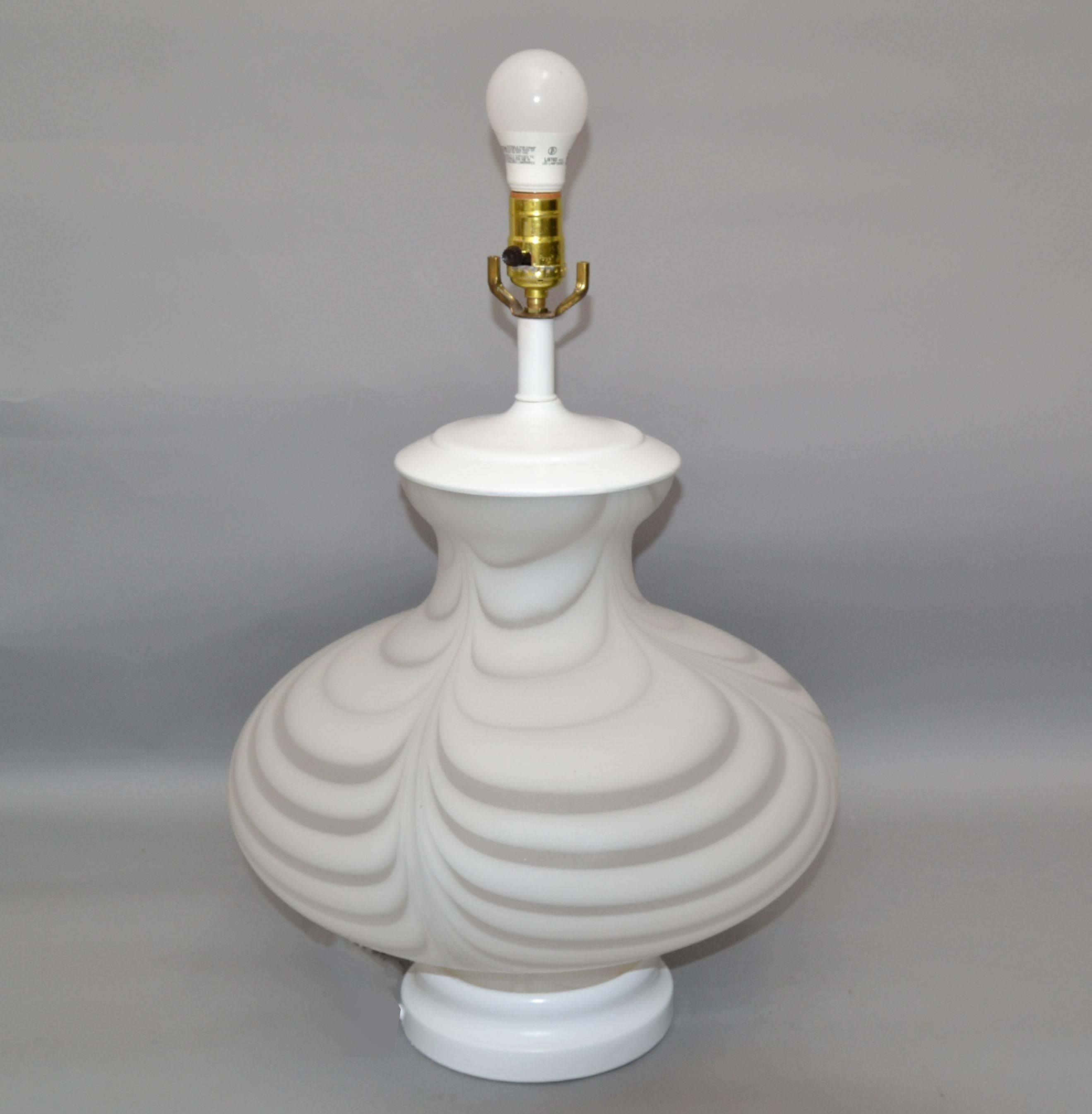 Atemberaubende italienische Tischlampe im Stil von Mazzega. Hergestellt, um 1970 in gesprenkeltem, wirbeltem weißem Muranoglas mit weißer Glanzoberfläche und Sockel.
Verdrahtet für die USA und für 2 normale oder LED-Glühbirnen geeignet.
Ein für