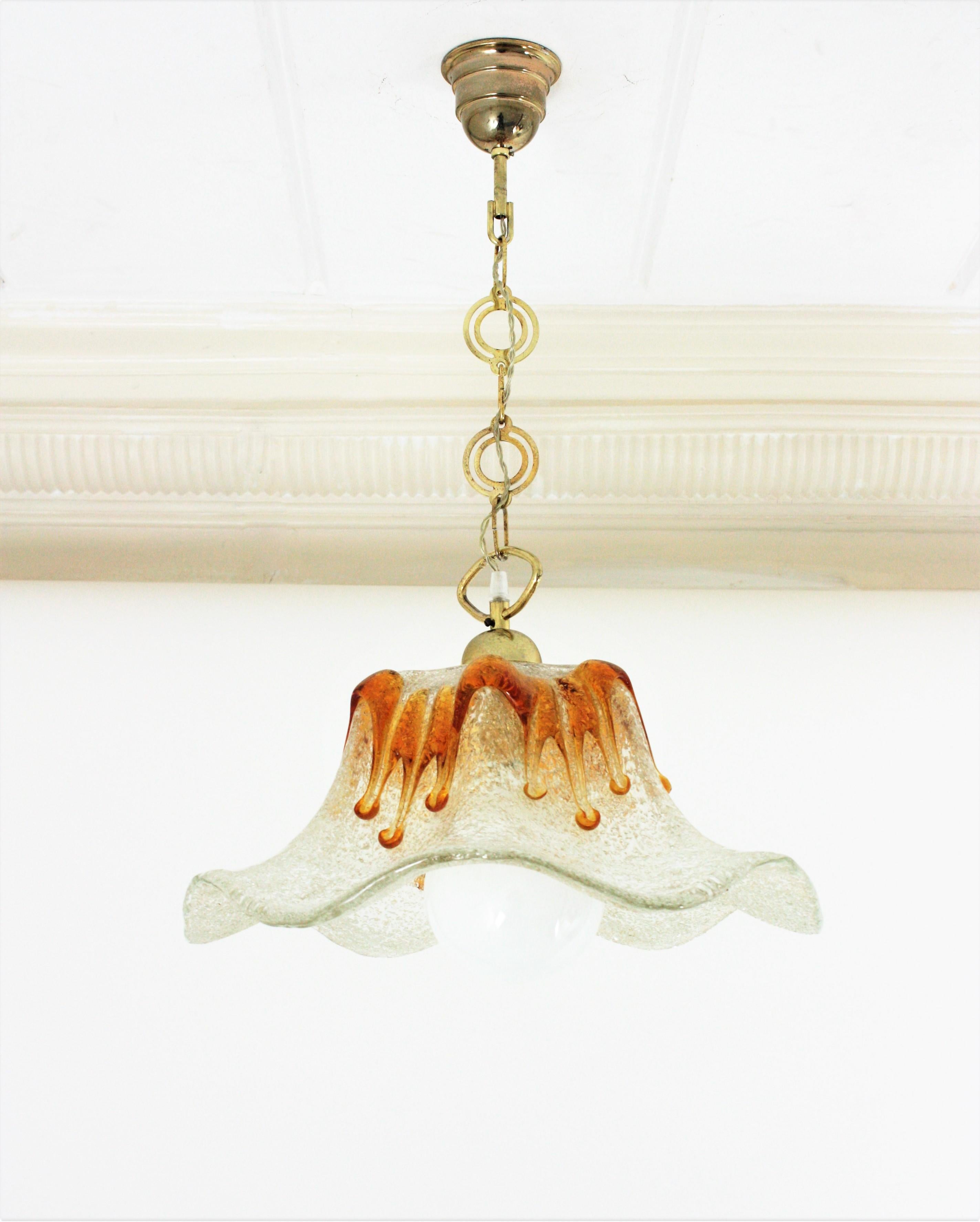 Mid-Century Modern Lustre ou pendentif en verre d'art ambre et transparent de Murano Tulipe en vente