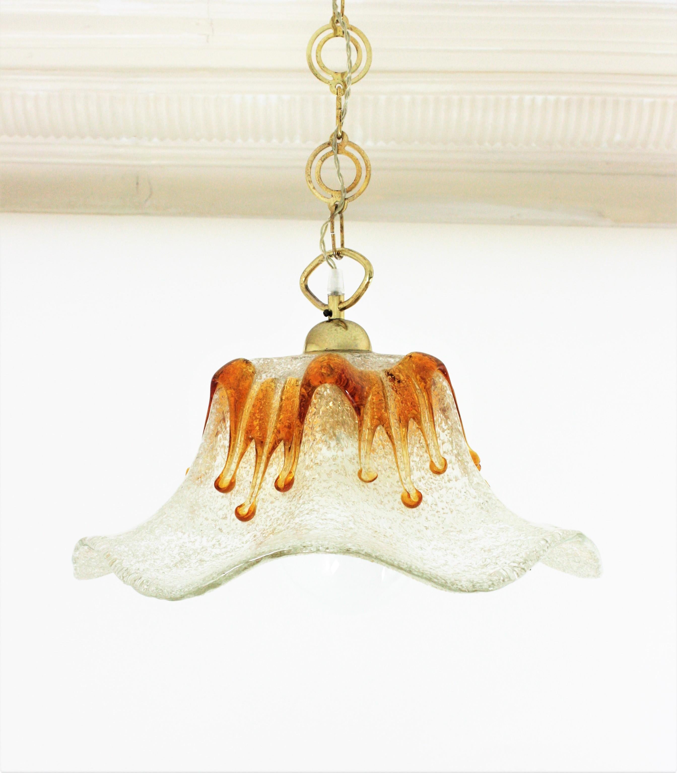 italien Lustre ou pendentif en verre d'art ambre et transparent de Murano Tulipe en vente