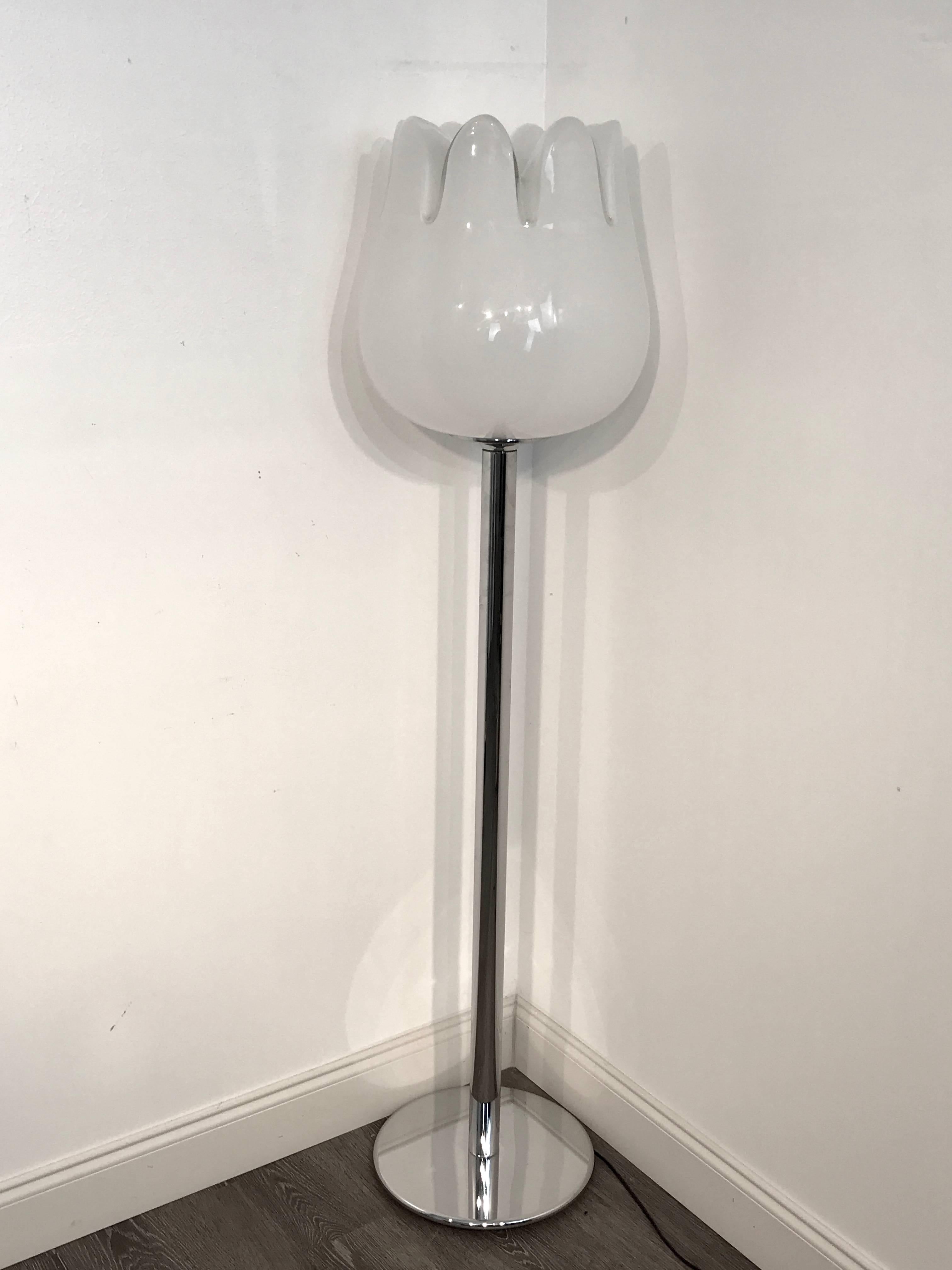 Rare Mazzega Murano tulip floor lamp by VeArt. With polished chrome pedestal base, measure: standing 64