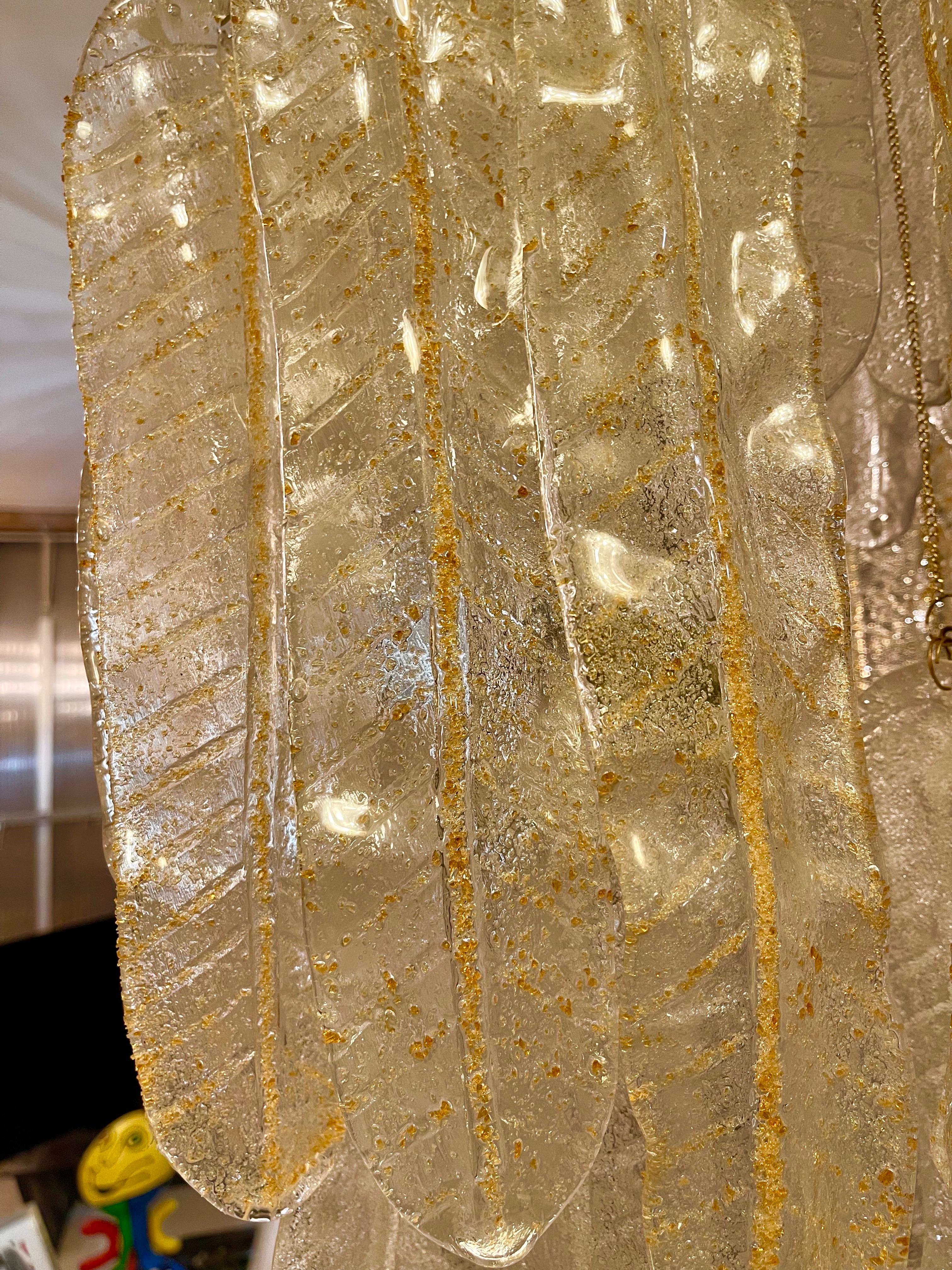 Außergewöhnliche Kaskade Anhänger mit Blättern Gold Glas und Eis Frost Murano überdimensioniert um 30 cm mit GILT GOLD Struktur. Das Design und die Qualität des Glases machen aus diesem Stück das Beste des italienischen Designs.
Diese einzigartige