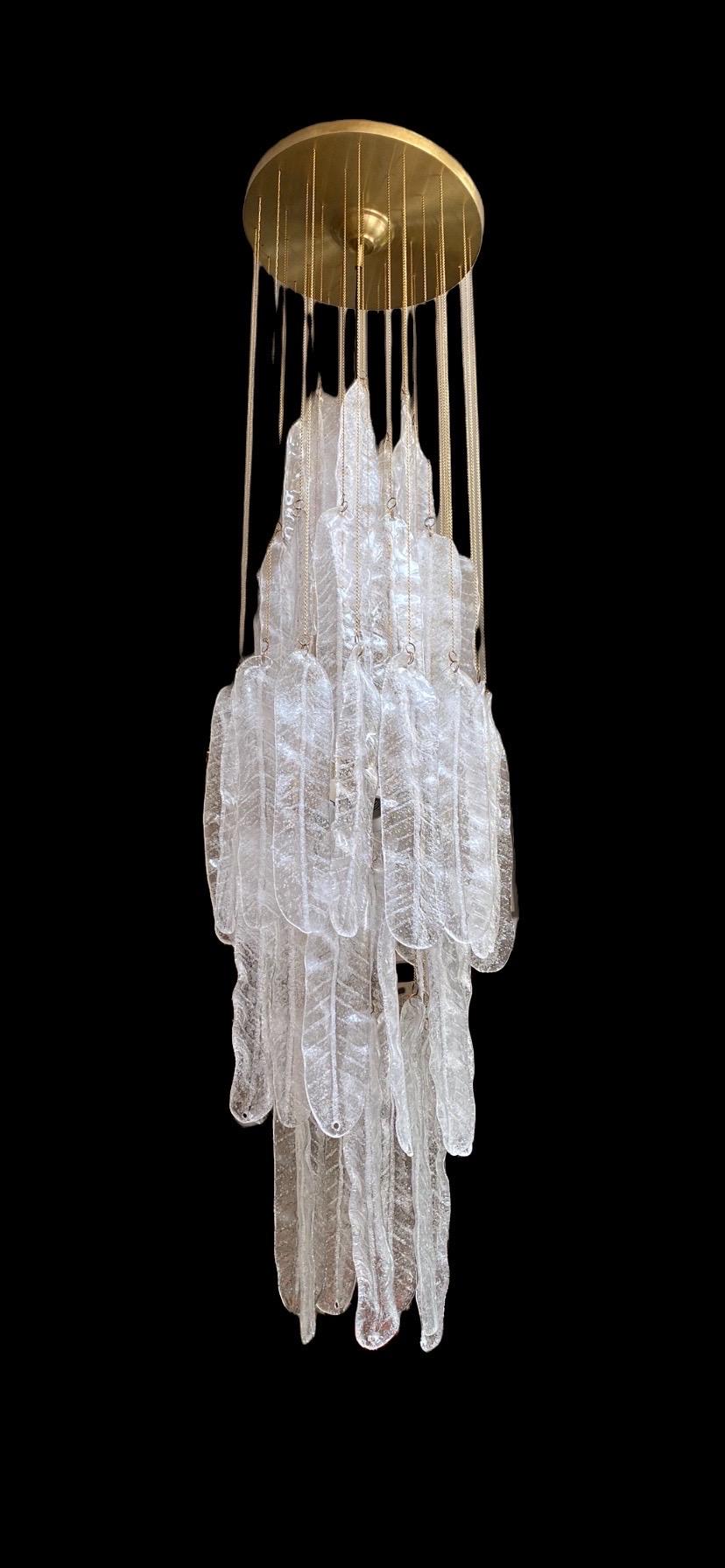 Exceptionnel pendentif cascade avec feuilles en verre de Murano surdimensionné d'environ 30 cm avec structure en OR DORÉ. Le design et la qualité du verre font de cette pièce le meilleur du design italien.
Cette suspension unique en cascade de