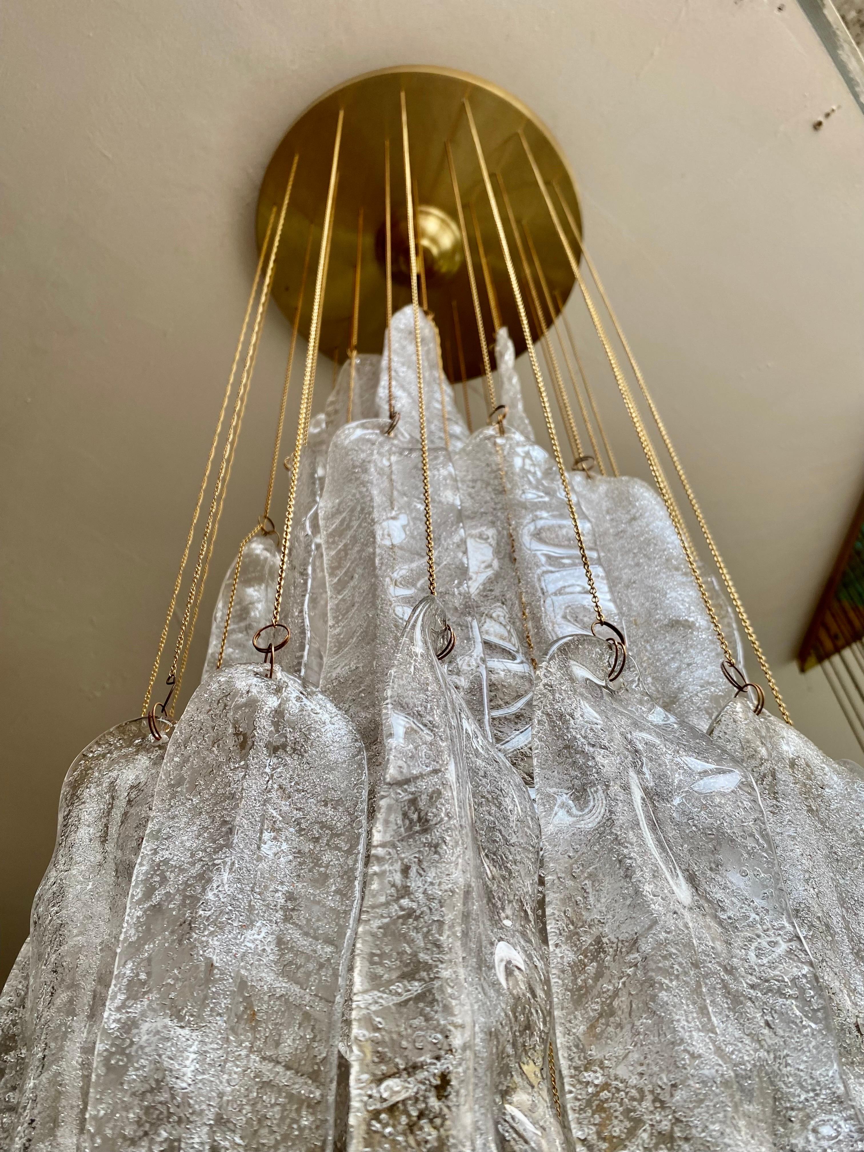 italien Lampe à suspension en verre de Murano avec structure en or doré et feuilles de glace, Italie, 1970 en vente