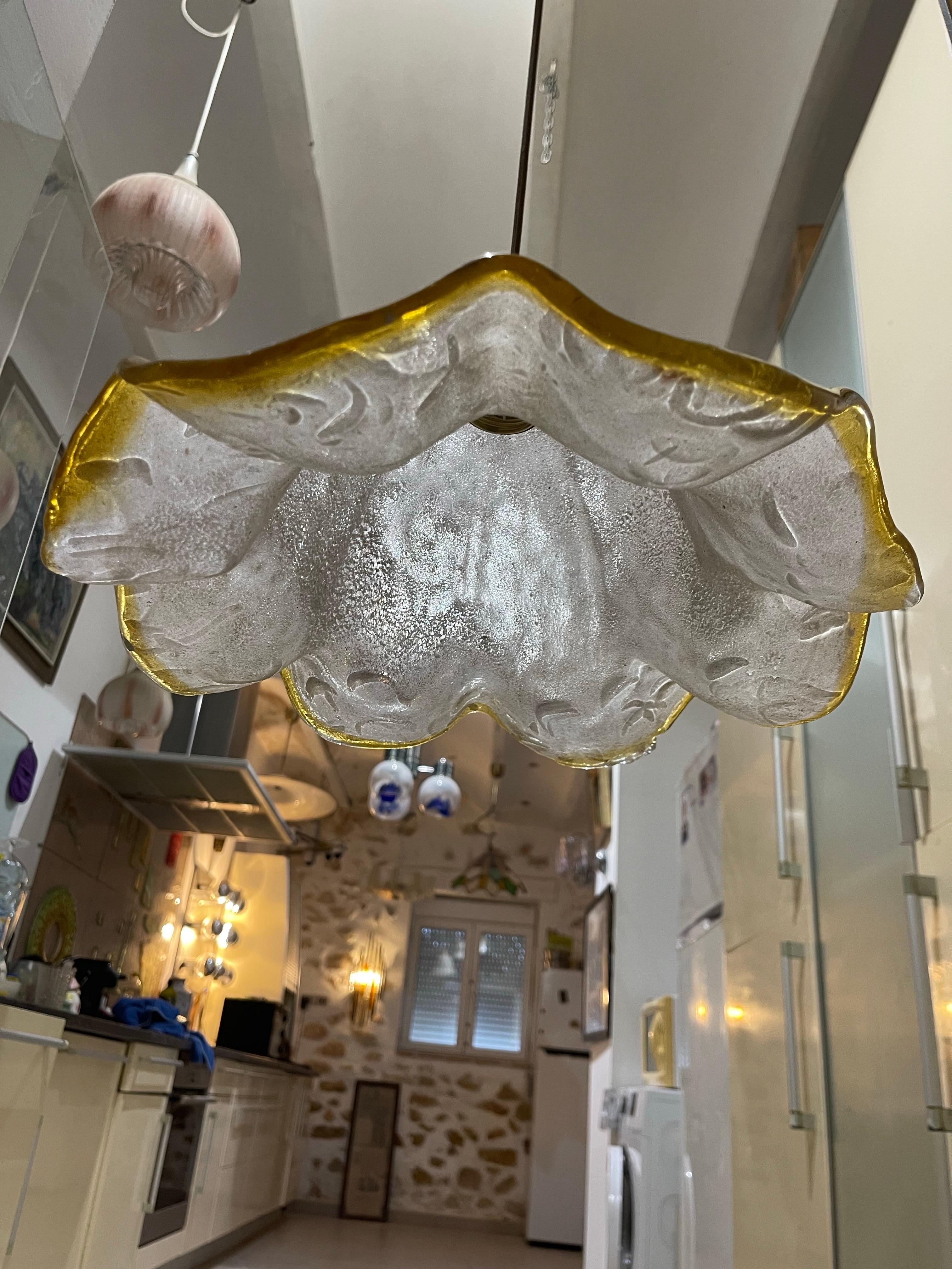 Außergewöhnliche Mazzega Anhänger, bicolore von Glas Murano mit Struktur. Das Design und die Qualität des Glases machen aus diesem Stück das Beste des italienischen Designs. Dieser einzigartige Mazzega-Globus aus Murano-Glas ist außergewöhnlich.

