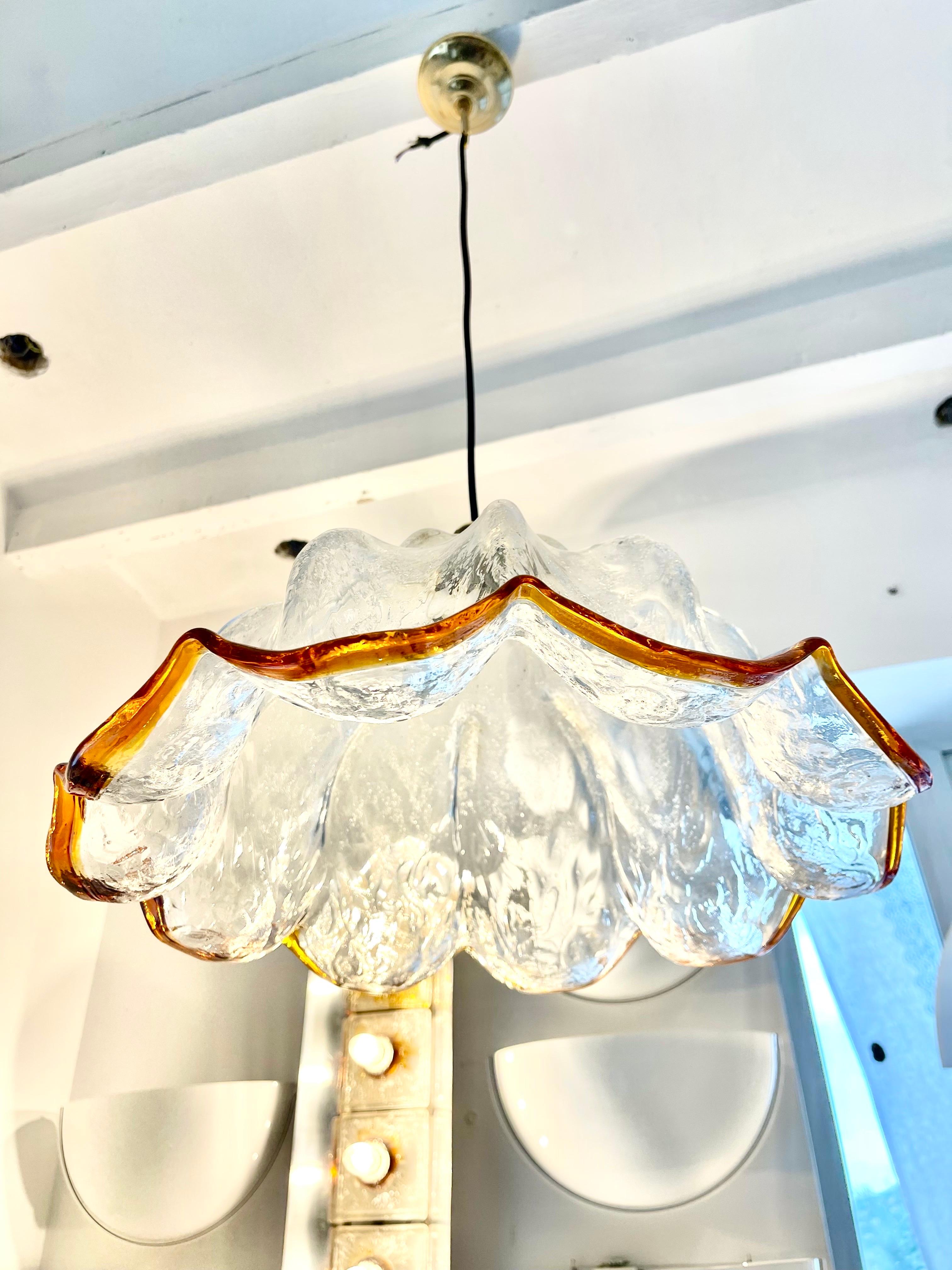 Lampe à suspension Mazzega en verre de Murano bicolore  XXL , Italie, 1970 Bon état - En vente à La xara, VC