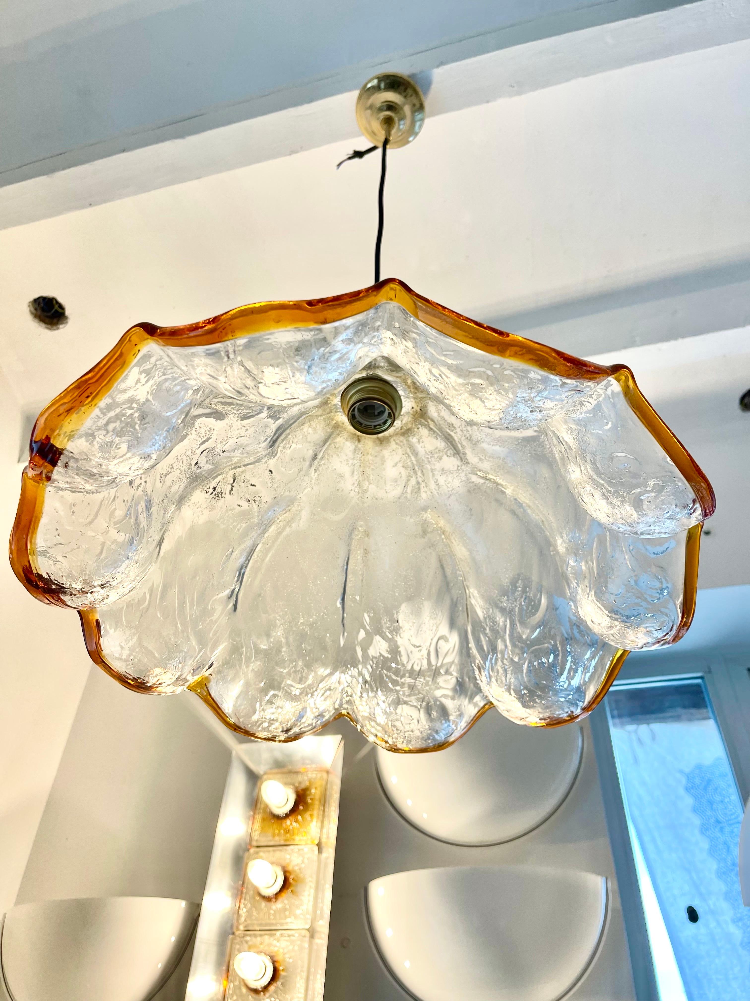 Lampe à suspension Mazzega en verre de Murano bicolore  XXL , Italie, 1970 en vente 1