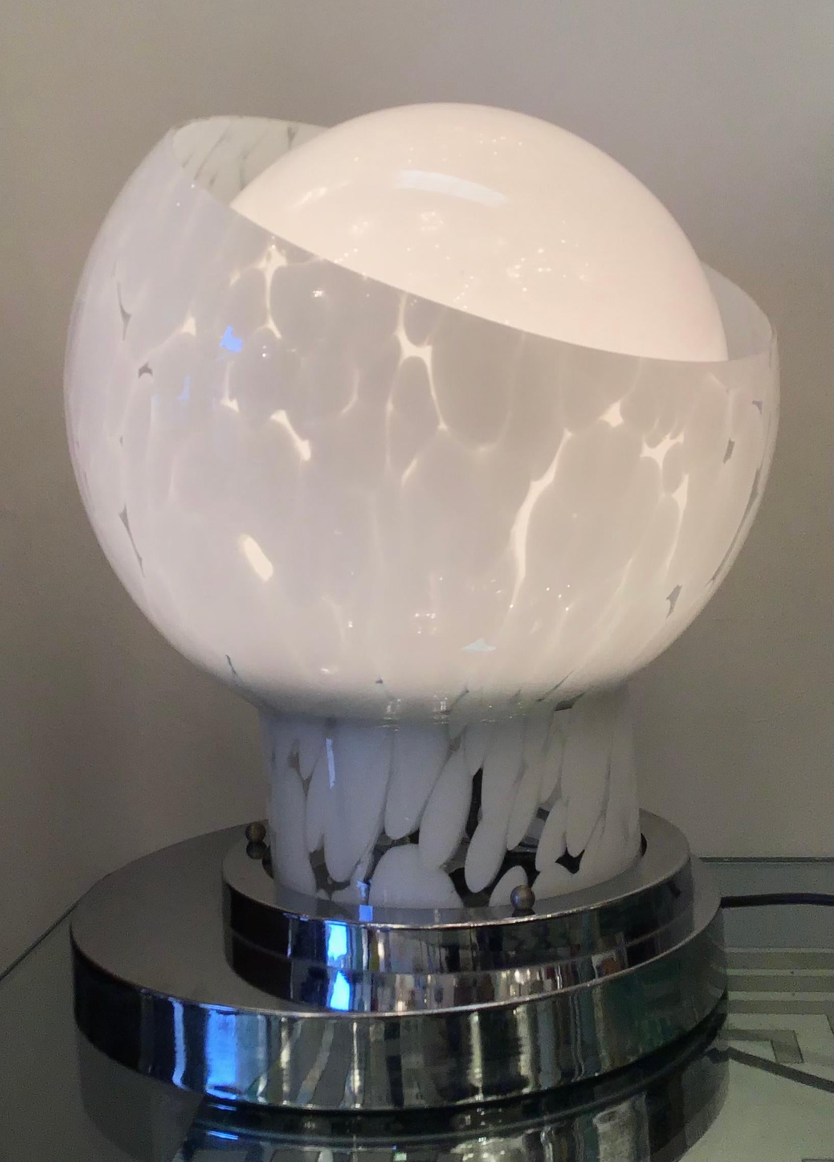 Milieu du XXe siècle Lampe de bureau Mazzega en métal et verre de Murano couleur crème, 1965, Italie en vente