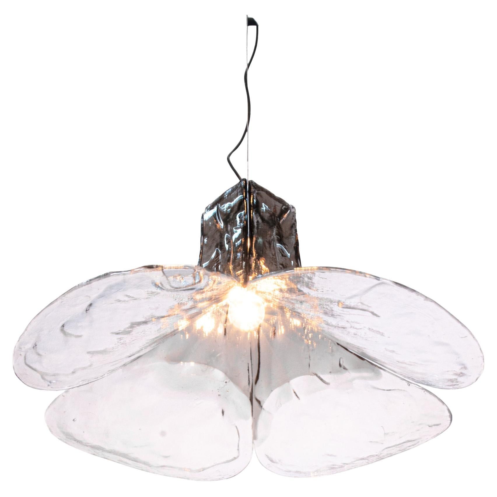 Elegante lampada a sospensione a tulipano con quattro lame in vetro di Murano ambrato e trasparente su una ferramenta in nichel cromato disegnata da Carlo Nason. Il lampadario si illumina magnificamente e offre una grande quantità di luce. Una gemma