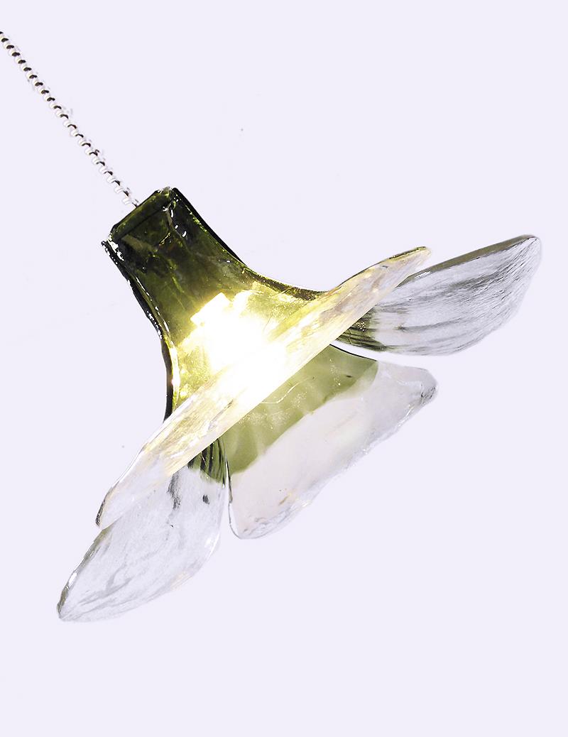 Elegant tulip pendant light with green and clear Murano glass blades on a cream nickel hardware designed by Carlo Nason. Chandelier illuminates beautifully and offers a lot of light. Gem from the time. With this light you make a clear statement in