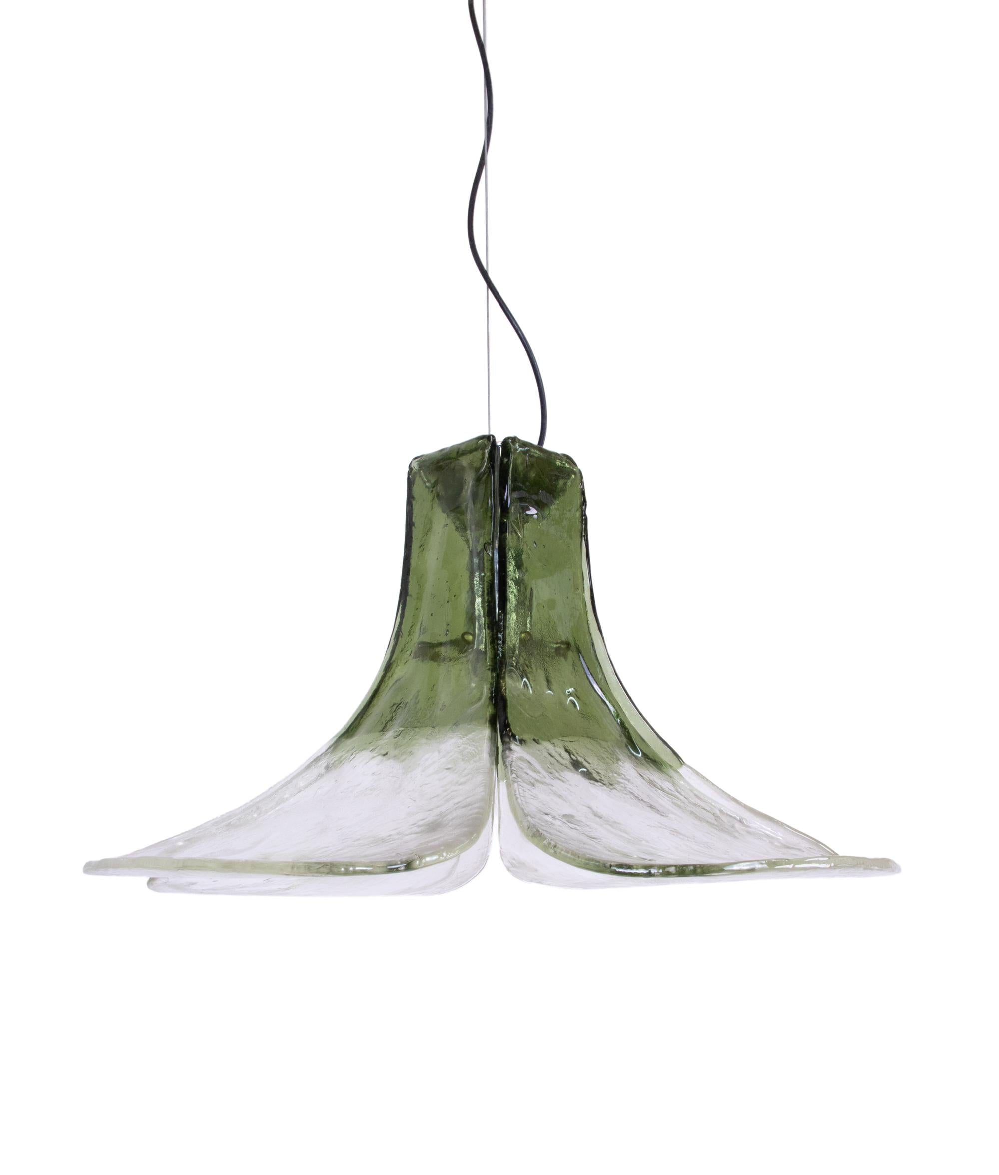 Elegante lampada a sospensione a tulipano con quattro lame in vetro di Murano verde e trasparente su una ferramenta in nichel cromato disegnata da Carlo Nason. Il lampadario si illumina magnificamente e offre una grande quantità di luce. Una gemma