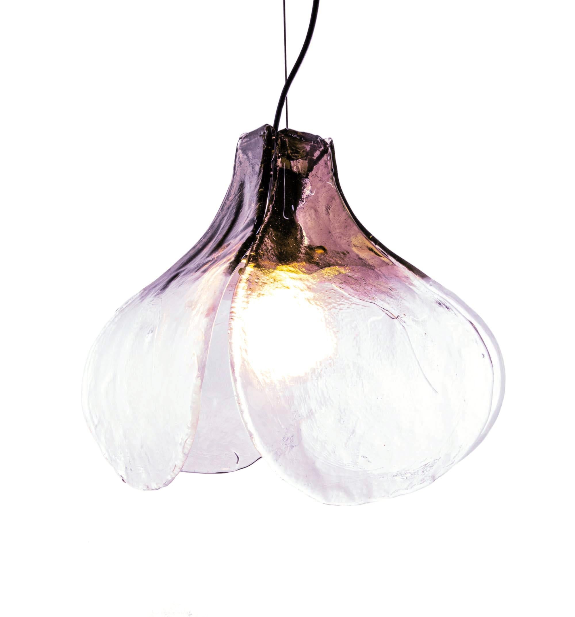 Elegante Tulpen-Pendelleuchte mit pflaumenfarbenen und klaren Murano-Glasblättern auf einem teilweise verchromten und vernickelten Gestell, entworfen von Carlo Nason. Der Kronleuchter leuchtet wunderschön und spendet sehr viel Licht. Schmuckstück