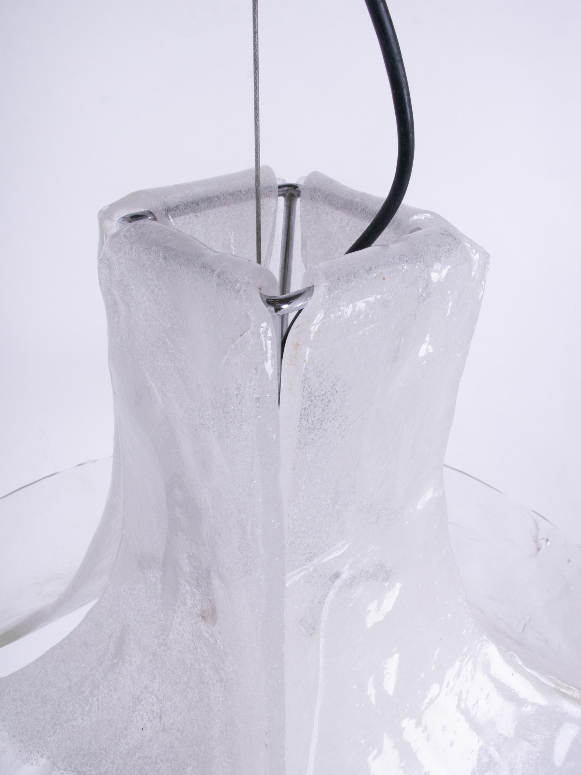 Lampada a sospensione Mazzega Tulip White & Clear Murano Glass di Carlo Nason Italia 1960s in vendita 2