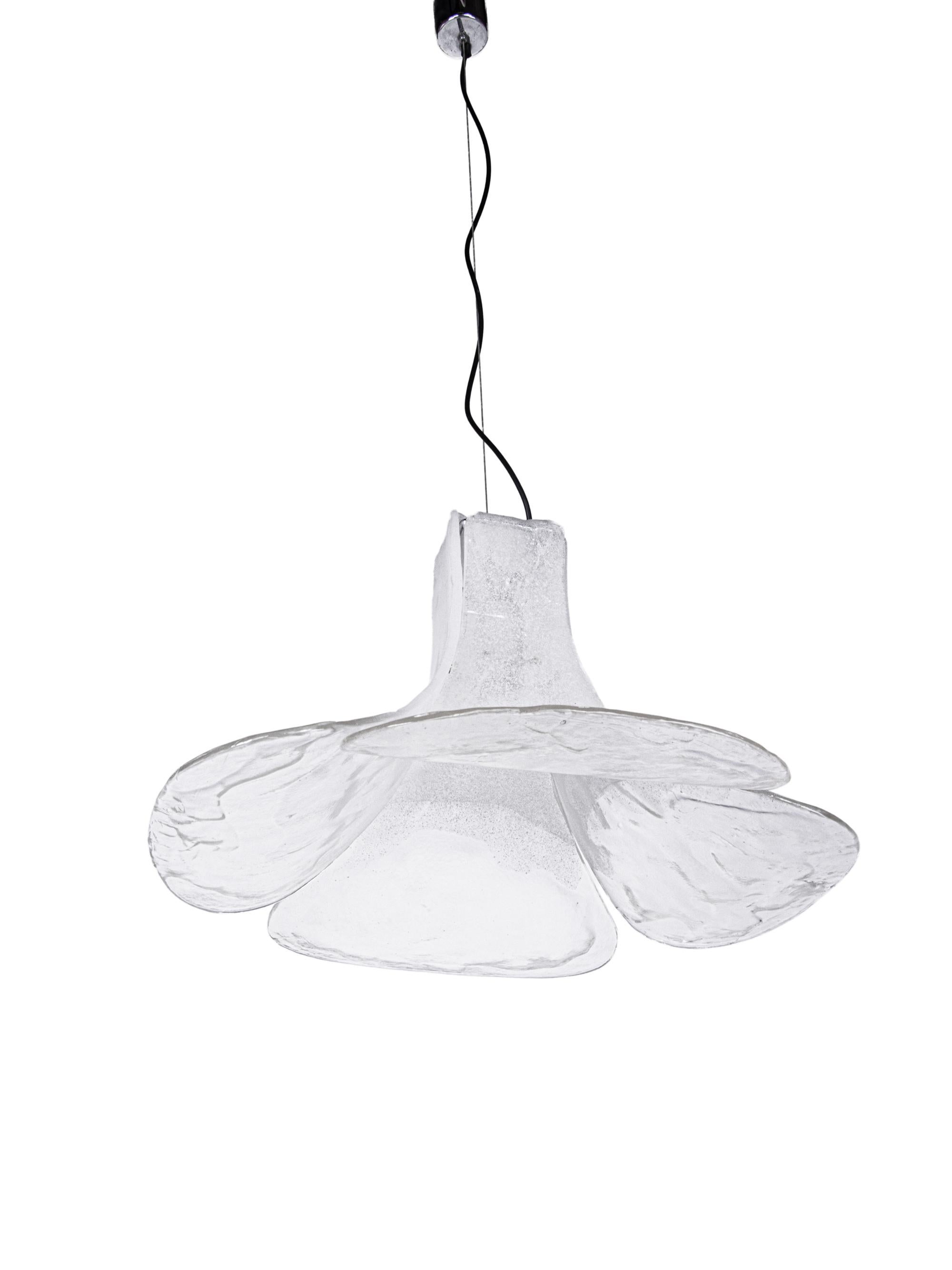 Elegante lampada a sospensione a tulipano con quattro lame in vetro di Murano bianco e trasparente su una ferramenta in nichel color crema disegnata da Carlo Nason. Il lampadario si illumina magnificamente e offre una grande quantità di luce. Una
