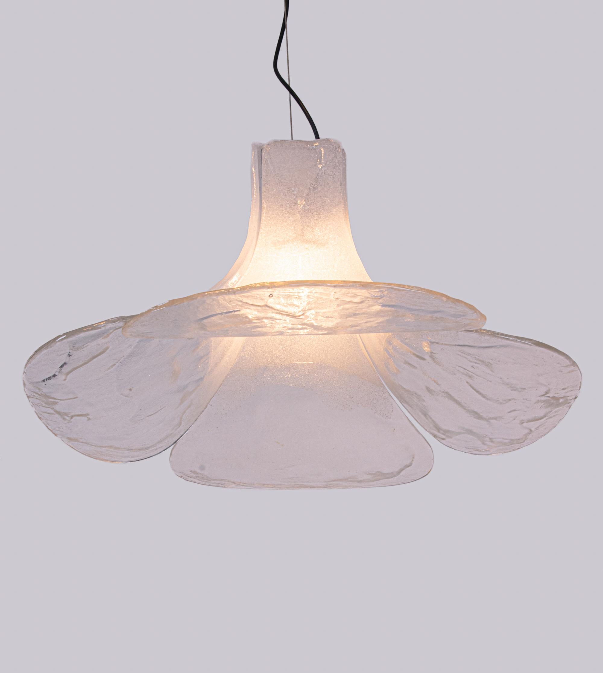 Mid-Century moderno Lampada a sospensione Mazzega Tulip White & Clear Murano Glass di Carlo Nason Italia 1960s in vendita
