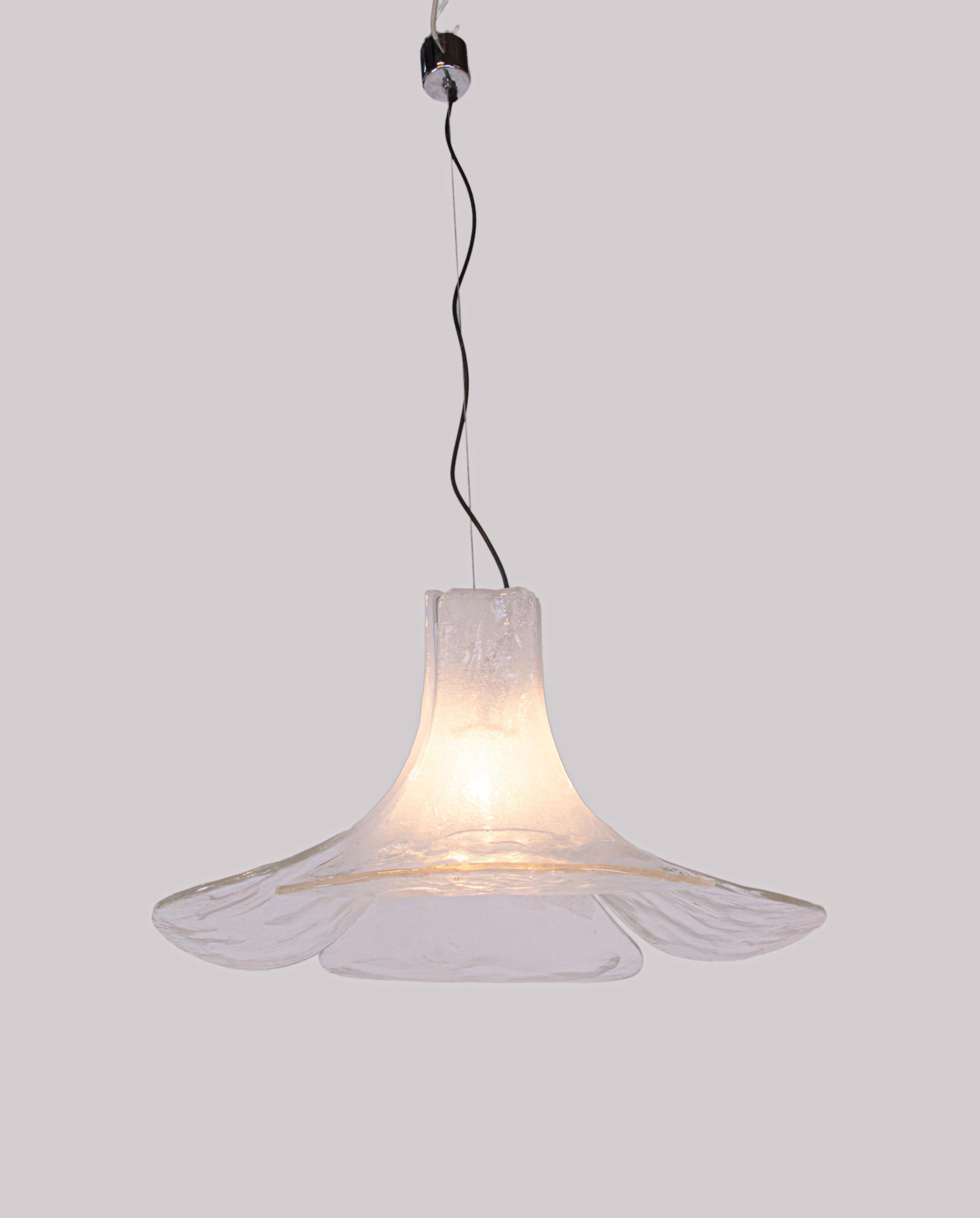 Italiano Lampada a sospensione Mazzega Tulip White & Clear Murano Glass di Carlo Nason Italia 1960s in vendita