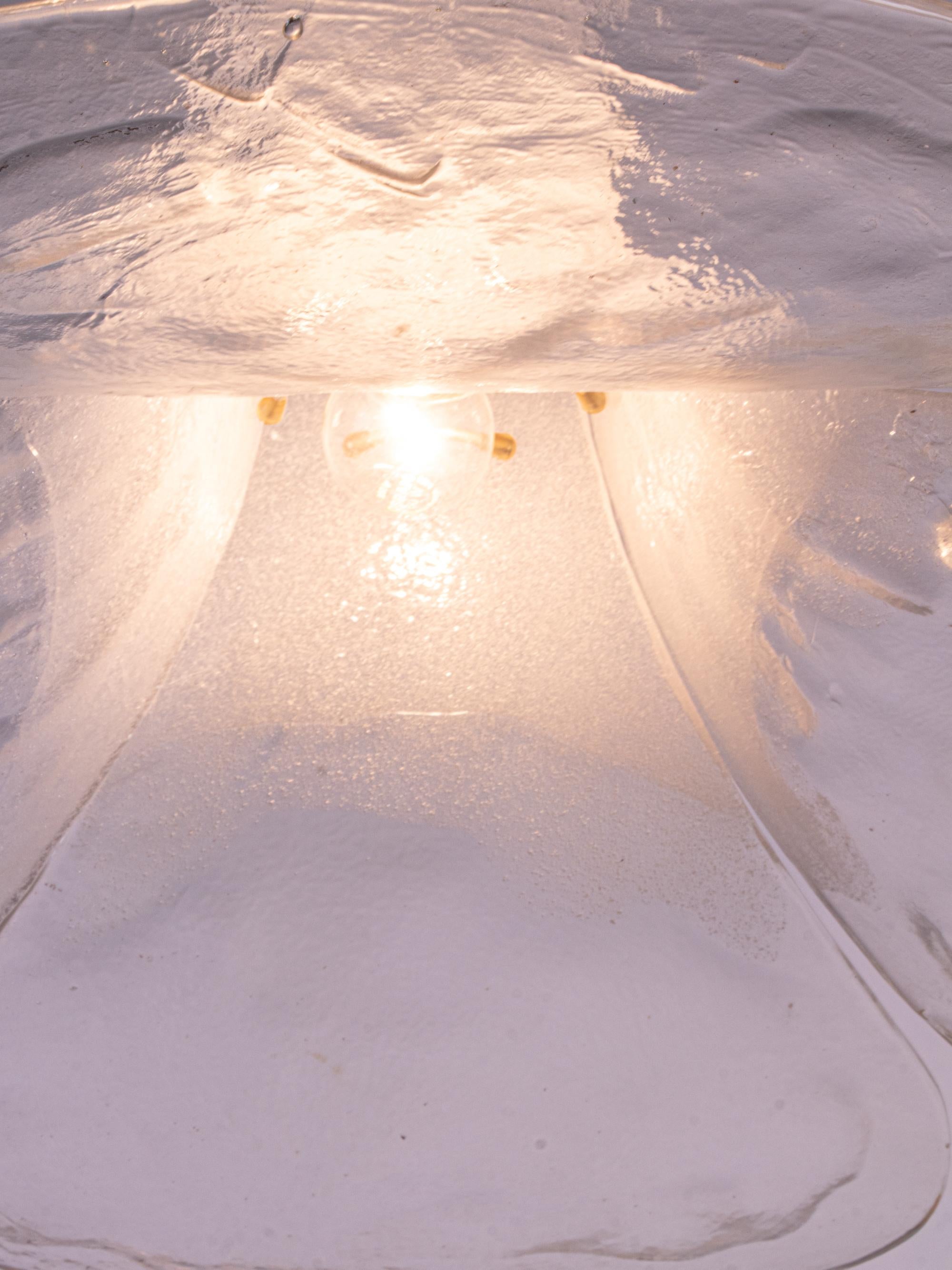 Lampada a sospensione Mazzega Tulip White & Clear Murano Glass di Carlo Nason Italia 1960s In condizioni buone in vendita a Niederdorfelden, Hessen