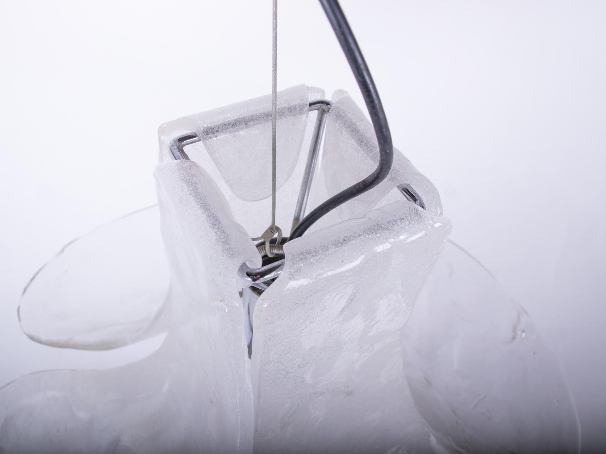 Lampada a sospensione Mazzega Tulip White & Clear Murano Glass di Carlo Nason Italia 1960s in vendita 1