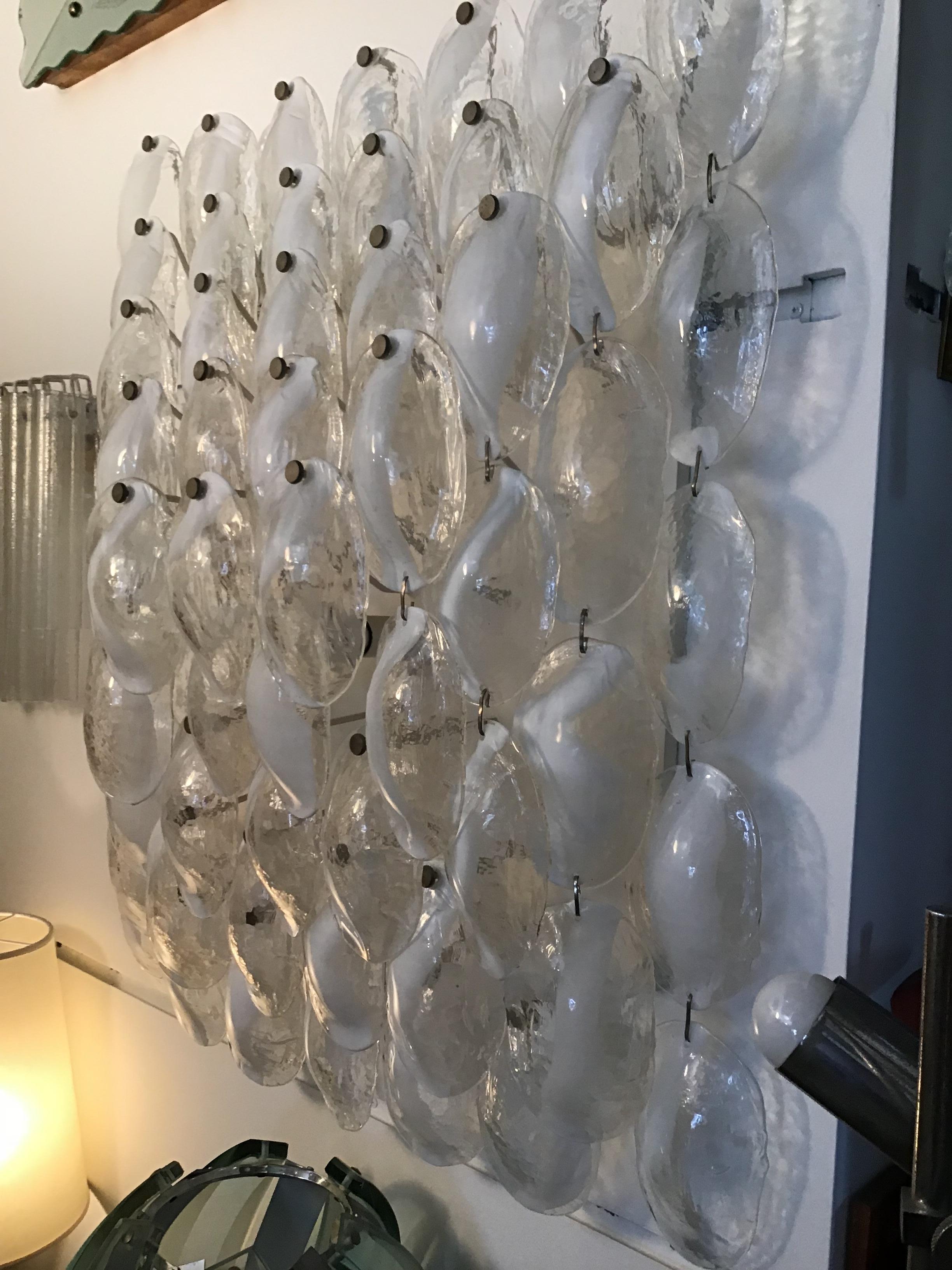 Mazzega Wandleuchte 1960, Muranoglas schillerndes weißes Transparentes und Metall im Zustand „Hervorragend“ im Angebot in Milano, IT