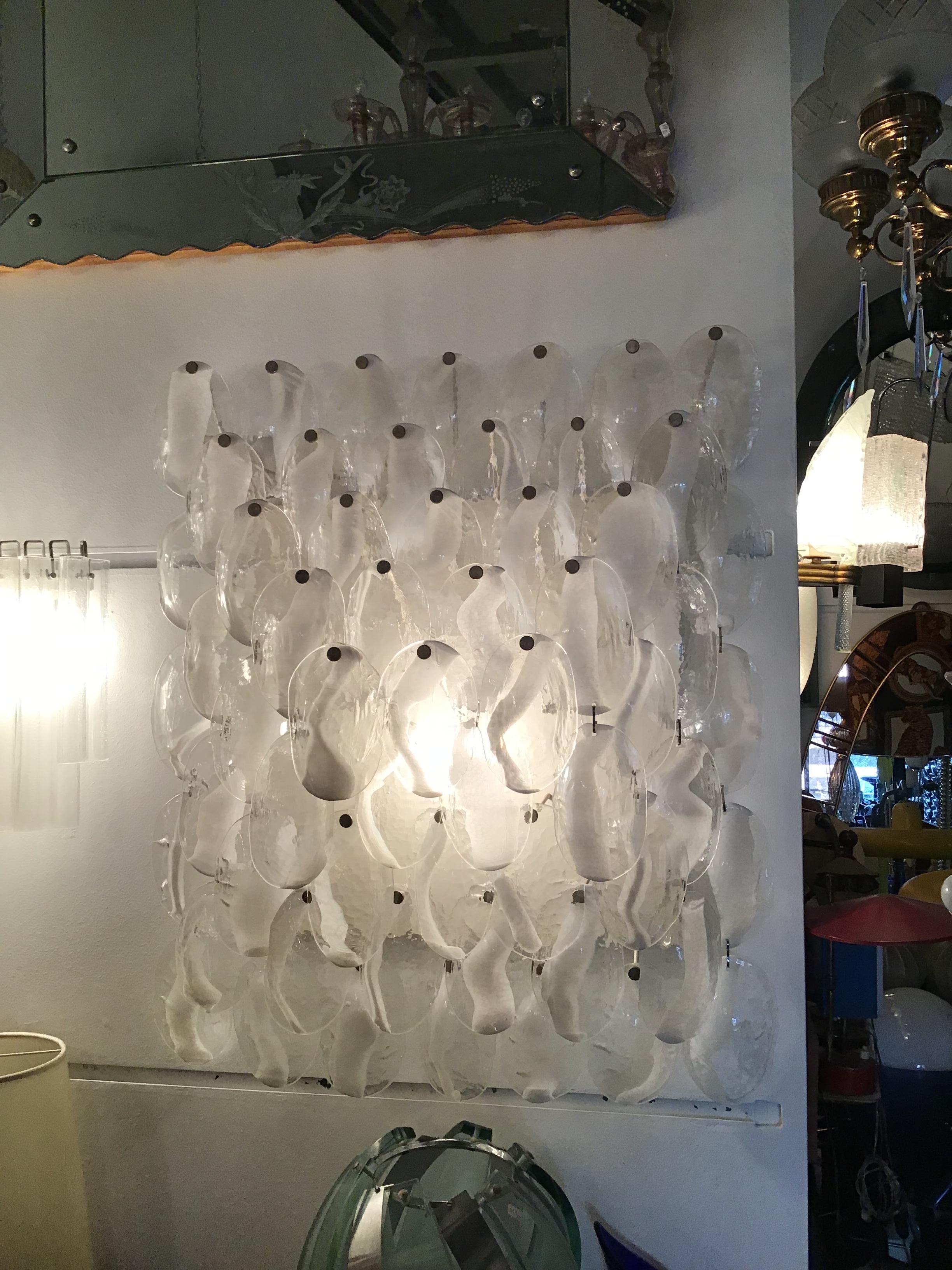 Mazzega Wandleuchte 1960, Muranoglas schillerndes weißes Transparentes und Metall (Mitte des 20. Jahrhunderts) im Angebot
