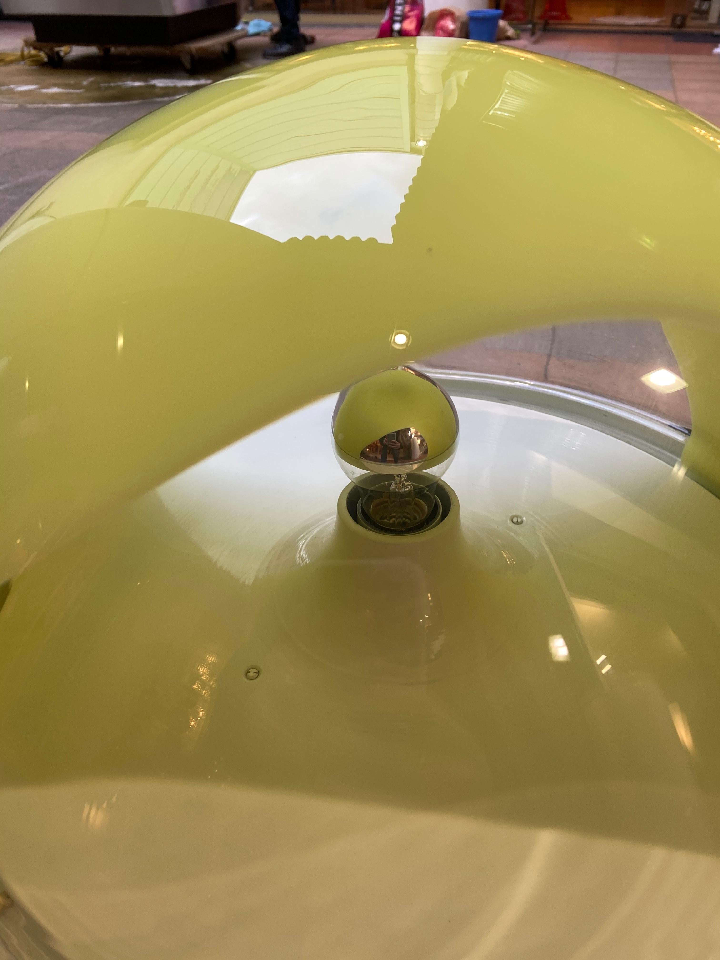 Européen Mazzega - Lampe de table jaune, circa 1970 en vente