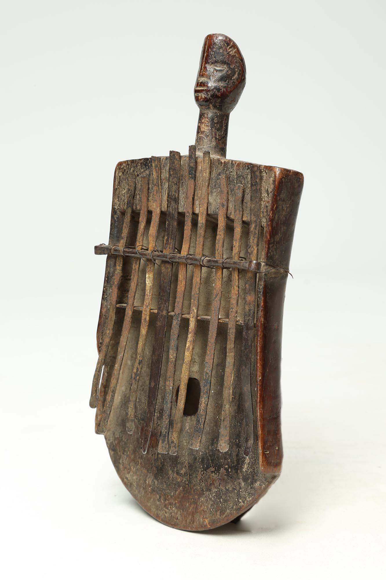 Afrikanisches Stammeskunstinstrument, Mbira oder Sanza Kongo, frühes 20. Jahrhundert (Kongolesisch) im Angebot