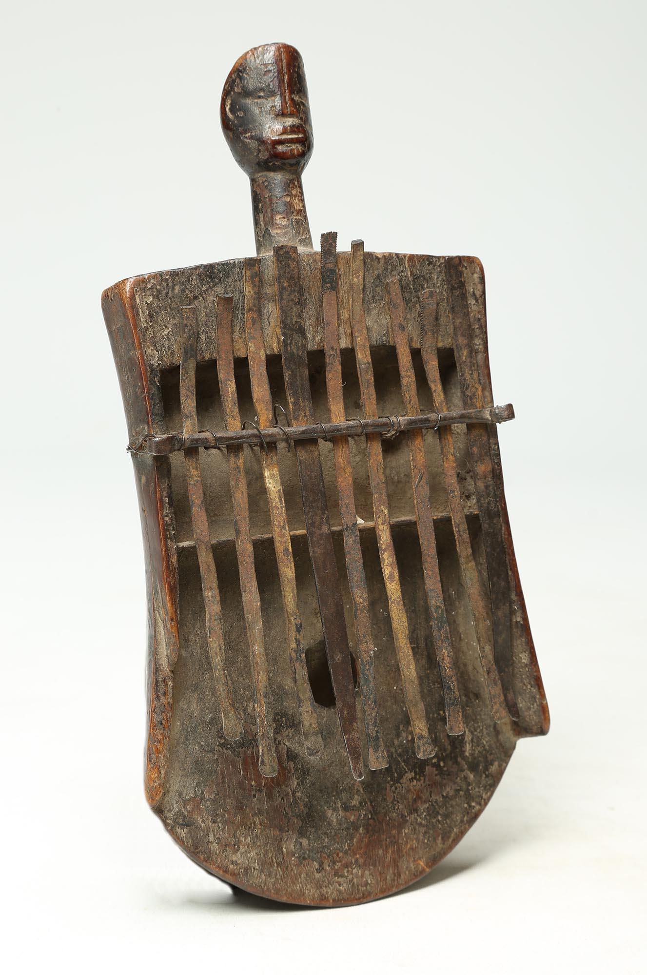Afrikanisches Stammeskunstinstrument, Mbira oder Sanza Kongo, frühes 20. Jahrhundert (Handgeschnitzt) im Angebot