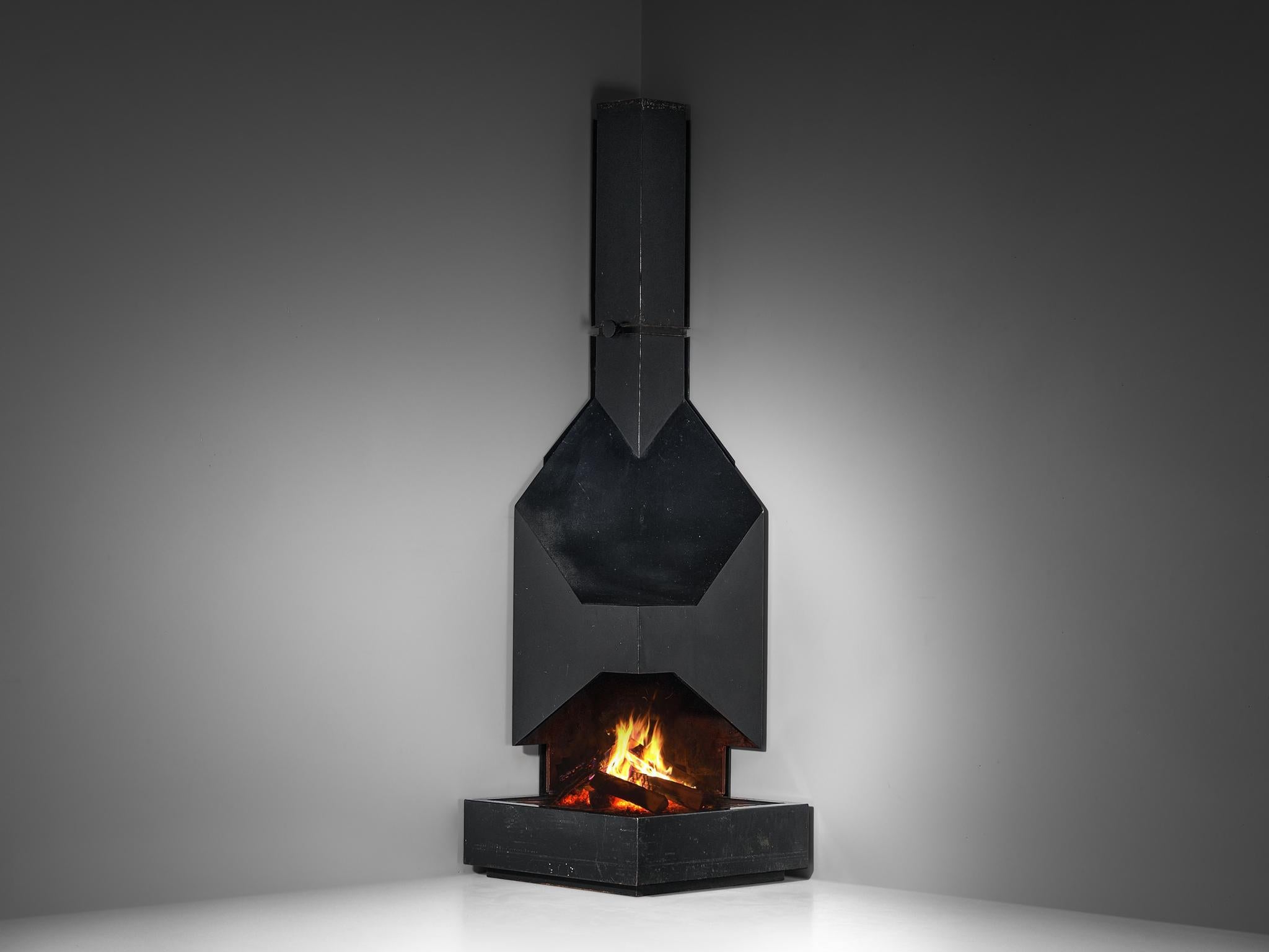 MBM Arquitectes (Martorell, Bohigas, Mackay) Kamin aus Gusseisen (Moderne der Mitte des Jahrhunderts) im Angebot
