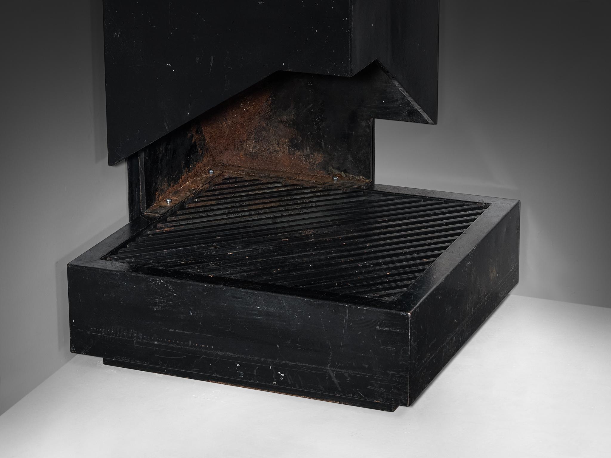 MBM Arquitectes (Martorell, Bohigas, Mackay) Kamin aus Gusseisen (Eisen) im Angebot