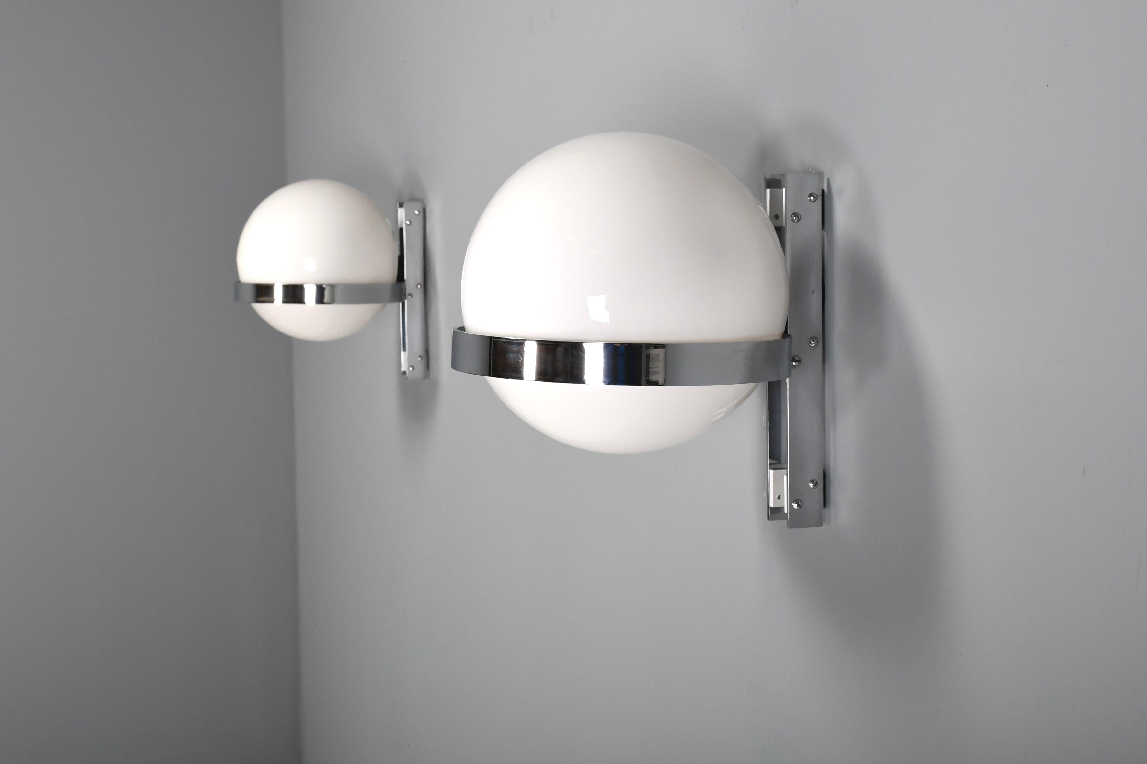 Magnifiques appliques 'MBM' en très bon état.

Conçu dans les années 1960 par les architectes catalans Martorell, Bohigas et Mackay

Produit pour la première fois en 1966 par Polinax

Ces luminaires, qui ont des précédents dans le design italien