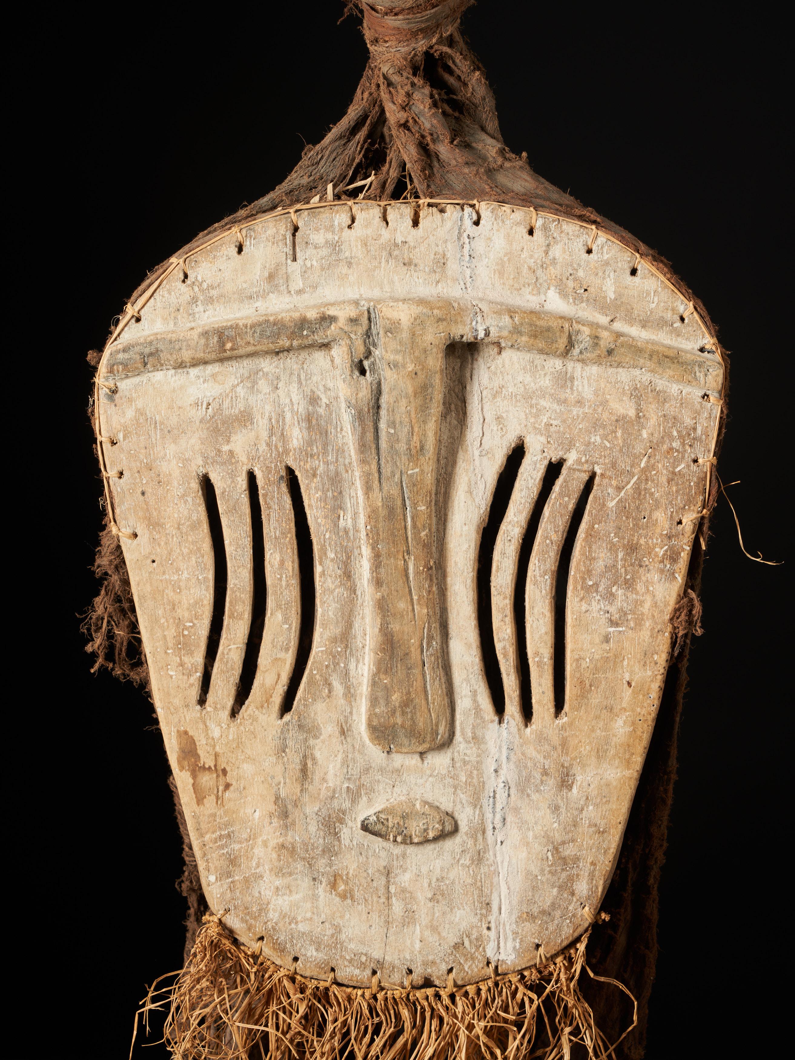 Mbole - Masque Yela Face avec Raphia et tissu d'origine en vente 9