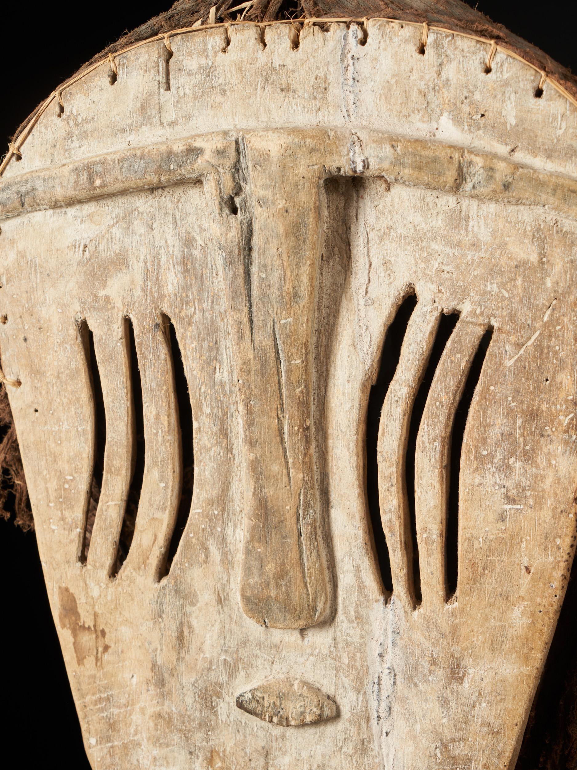 Mbole - Masque Yela Face avec Raphia et tissu d'origine en vente 12