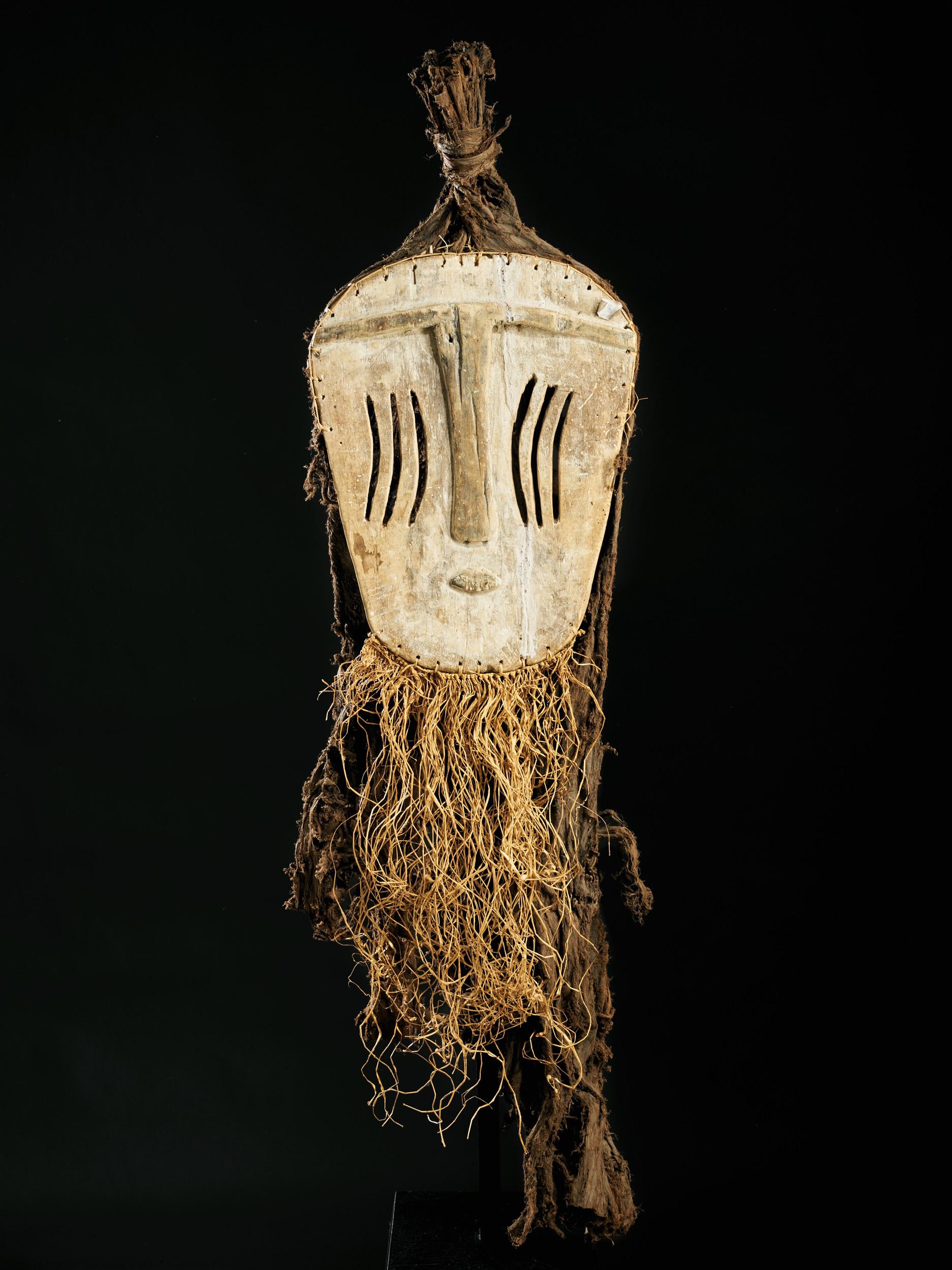 Congolais Mbole - Masque Yela Face avec Raphia et tissu d'origine en vente
