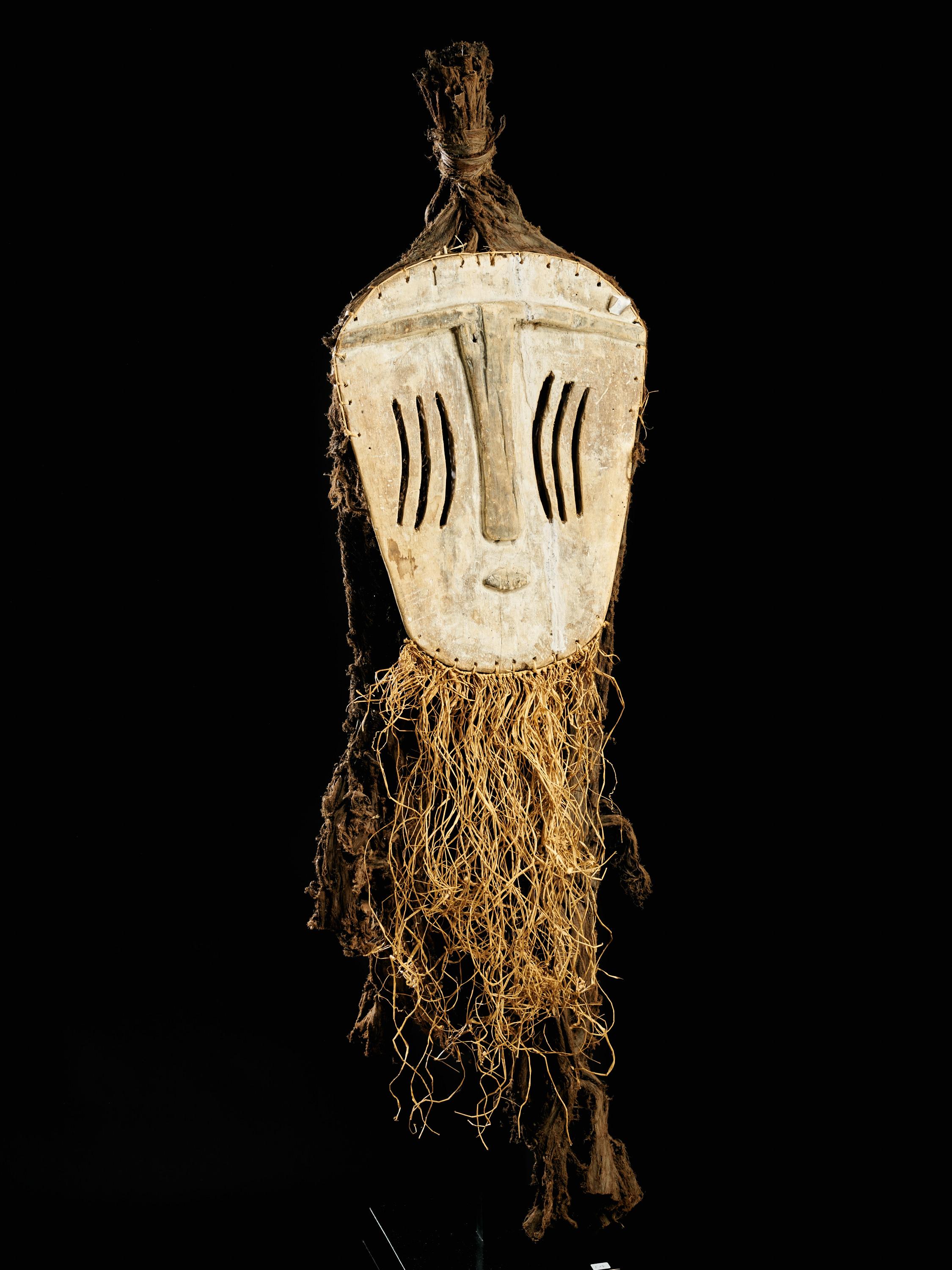 Sculpté à la main Mbole - Masque Yela Face avec Raphia et tissu d'origine en vente