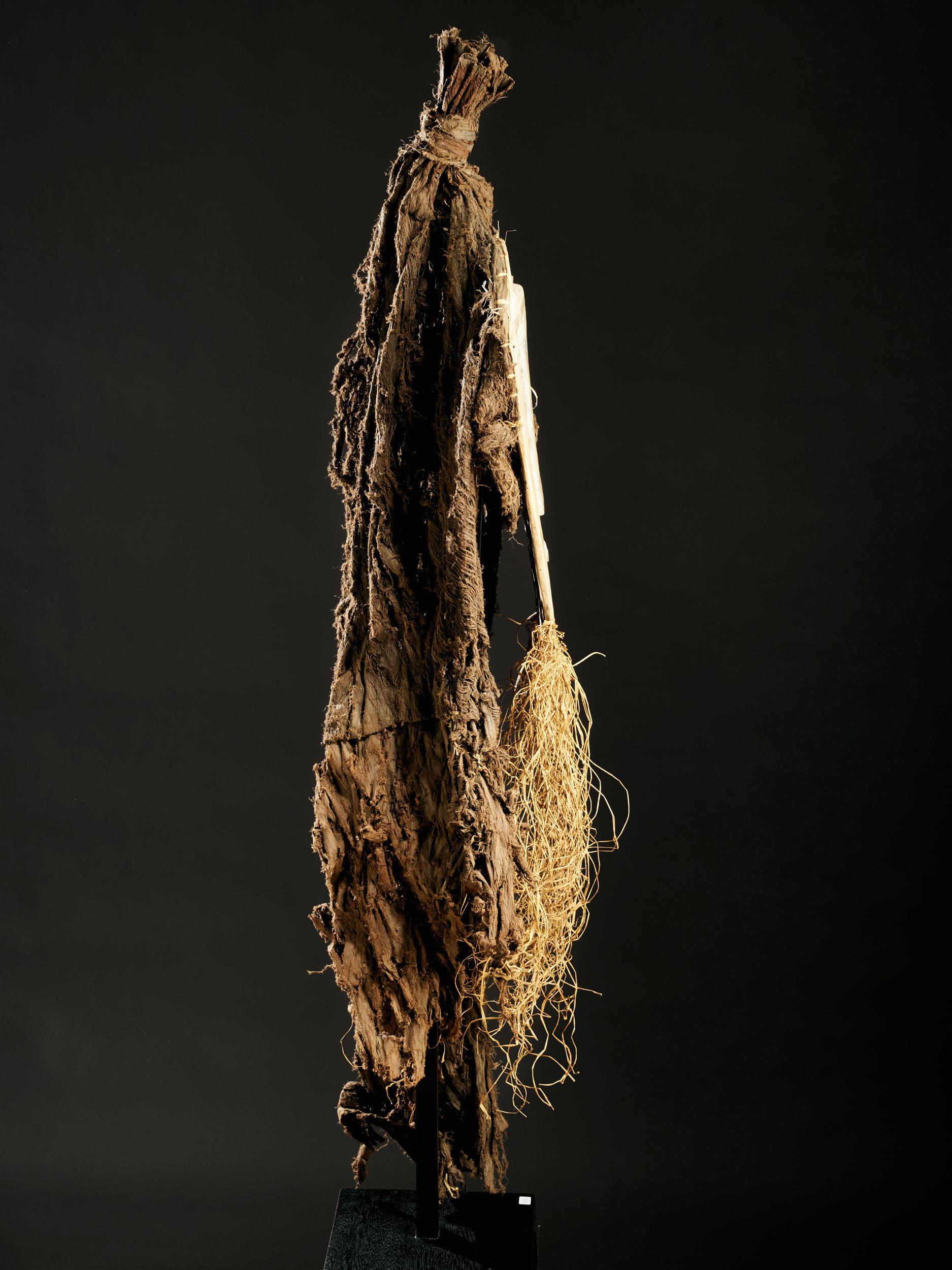 Bois Mbole - Masque Yela Face avec Raphia et tissu d'origine en vente