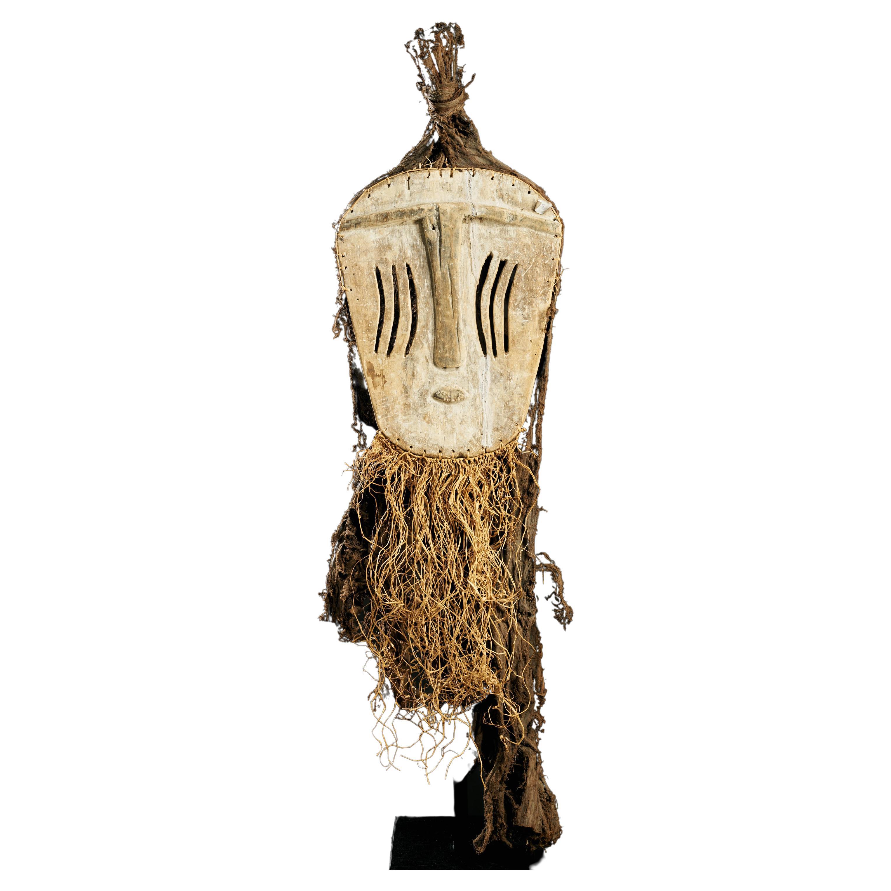 Mbole - Masque Yela Face avec Raphia et tissu d'origine en vente