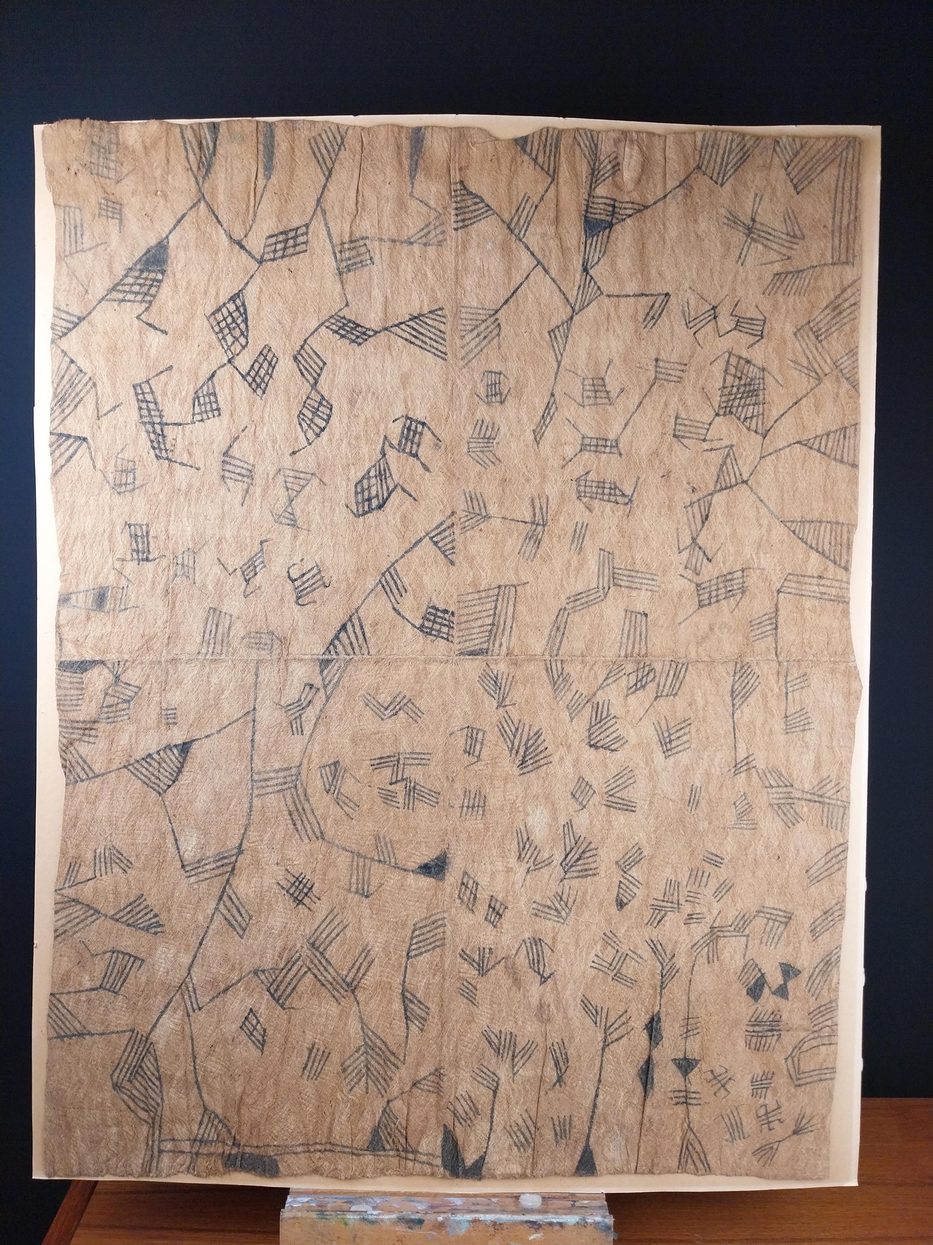 Tissu traditionnel Mbuti Ituri (Congo) en écorce de Pygmee peint à la main.

+/- 1920

Ces tissus sont fabriqués à partir de l'intérieur de l'écorce de l'arbre Ficus latex.
Après avoir été préparées et séchées, elles sont peintes à la main.

Le