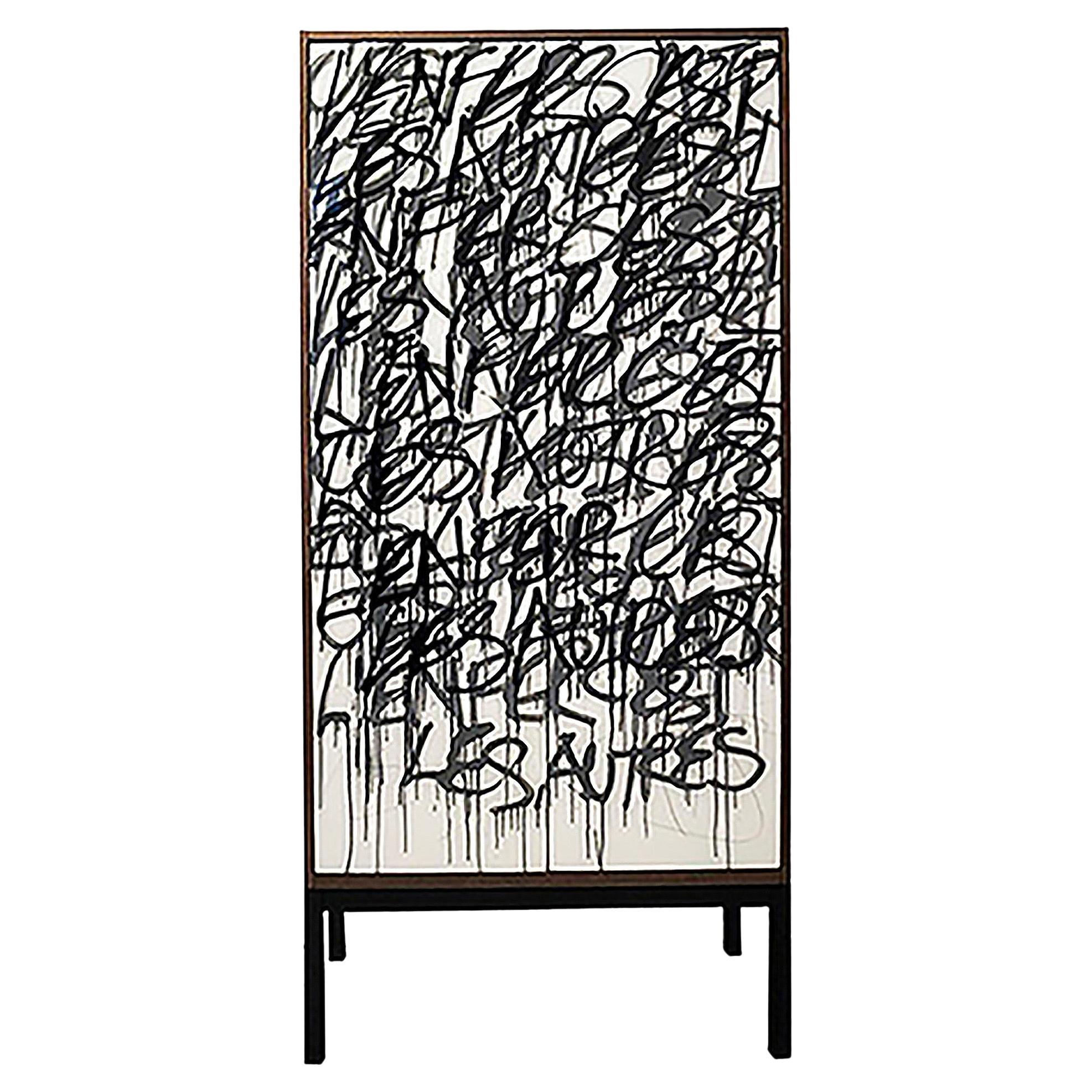 L'A&M. Le meuble bar est basé sur notre armoire Say It Again graffiti.

Le client peut fournir des mots que l'artiste incorporera dans l'œuvre d'art sur les portes, rendant ainsi l'armoire unique en son genre.

L'extérieur est en noyer, l'intérieur